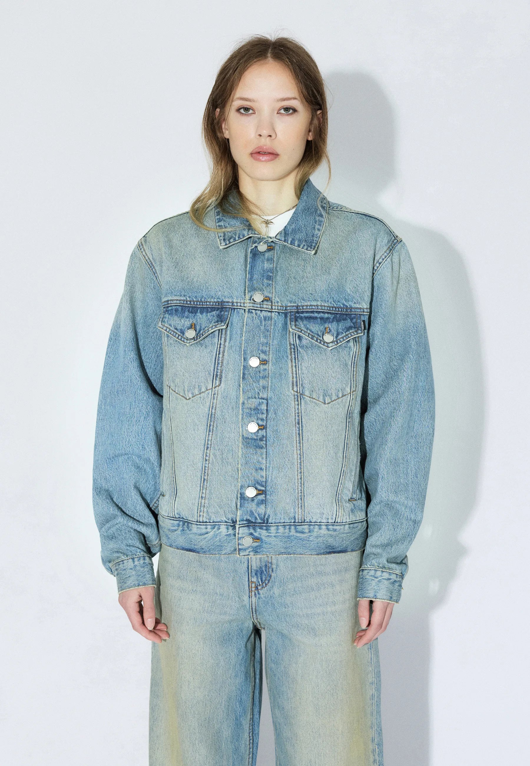 2431104L95_DrDenim_JoeyTruckerJacket_StreamSkyAged_Main_W3_1