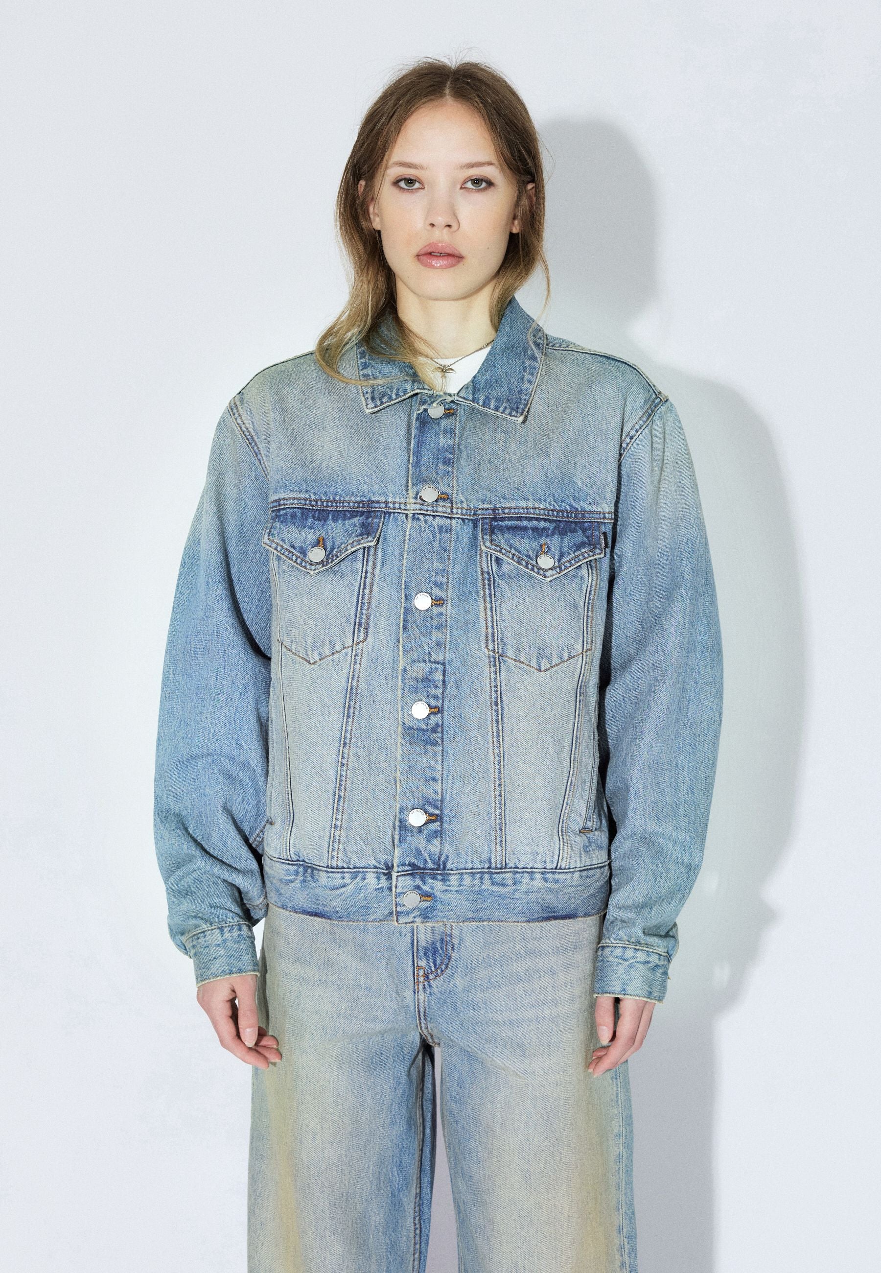 2431104L95_DrDenim_JoeyTruckerJacket_StreamSkyAged_Main_W3_1