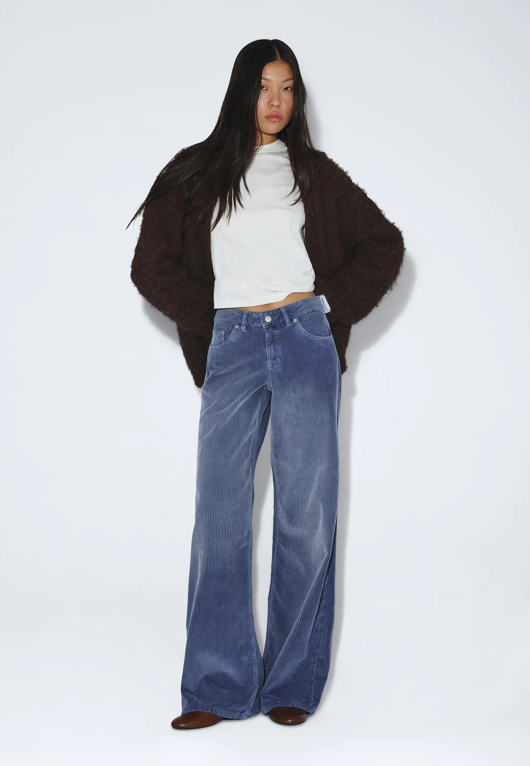 2510101BM7_DrDenim_RhueLowWide_WashedBlueShadeCord_main_W1_2