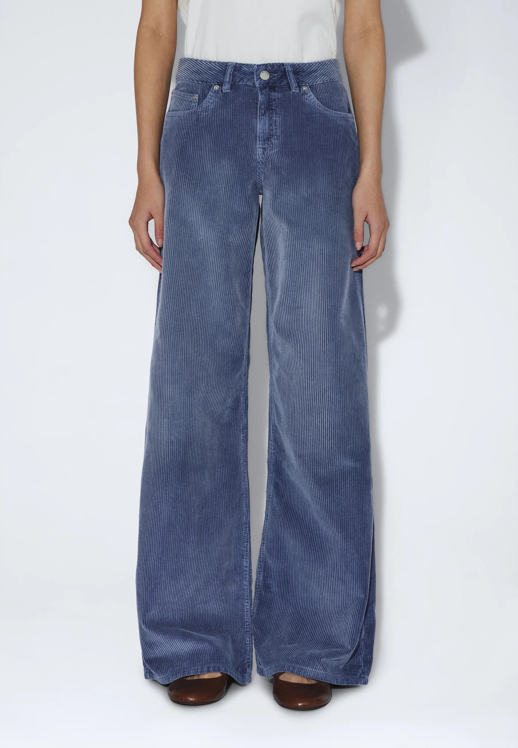 2510101BM7_DrDenim_RhueLowWide_WashedBlueShadeCord_main_W3_1