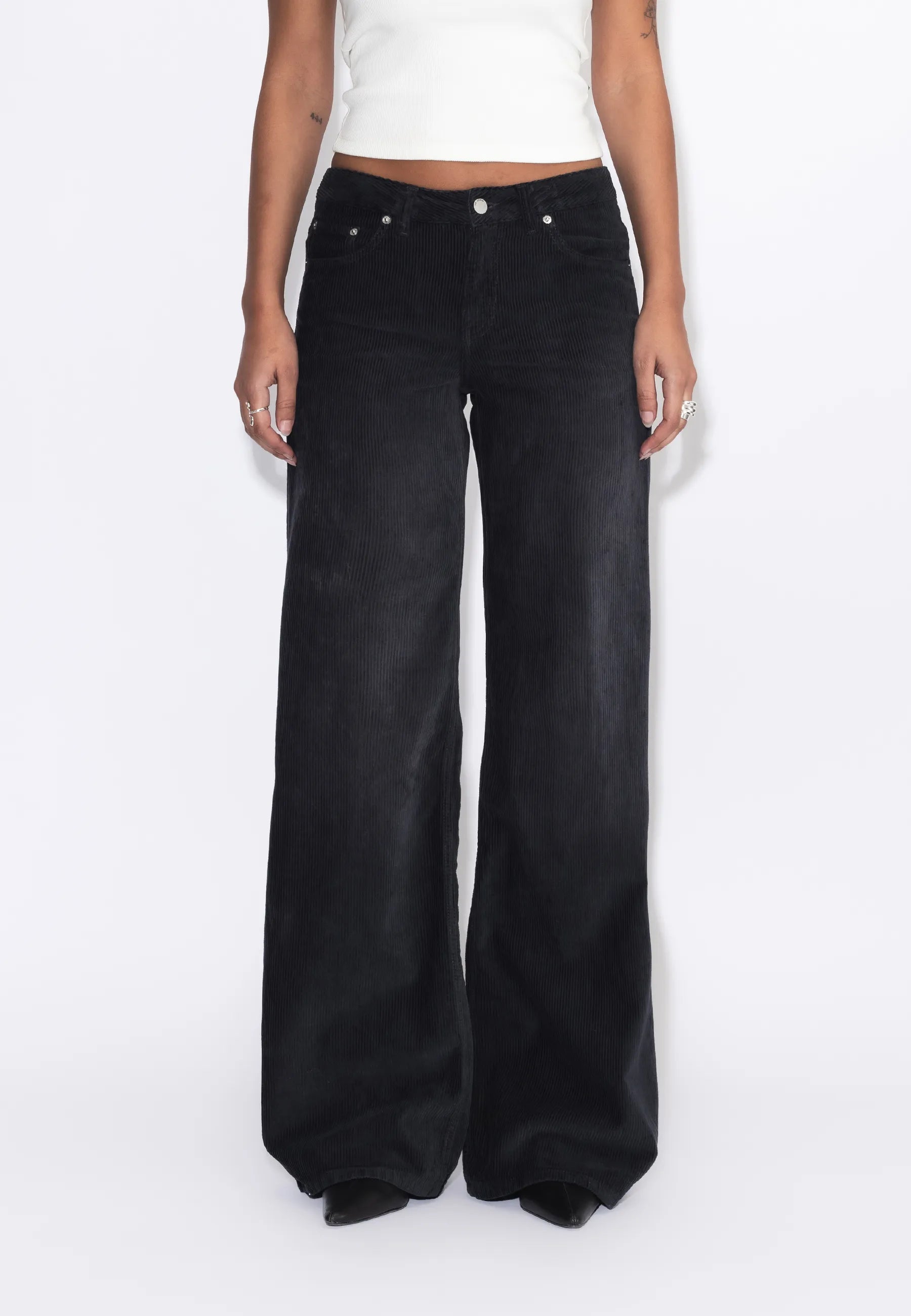 2510101BM8_DrDenim_RhueLowWide_WashedBlackShadeCord_Main_W3_1