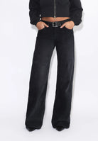 2510101BM8_DrDenim_RhueLowWide_WashedBlackShadeCord_Main_W3_2