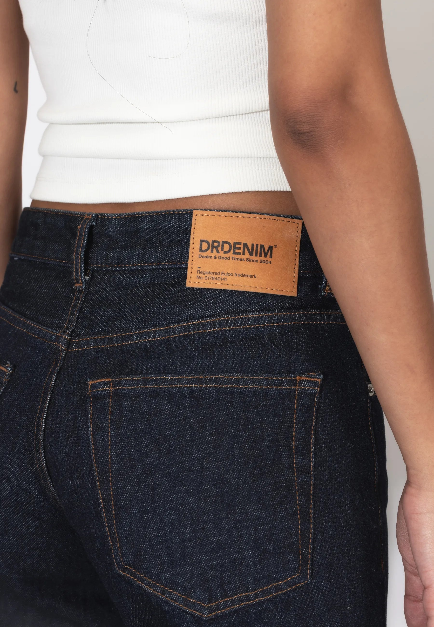 2510101K62_DrDenim_RhueLowWide_StreamRinse_Main_W5_2