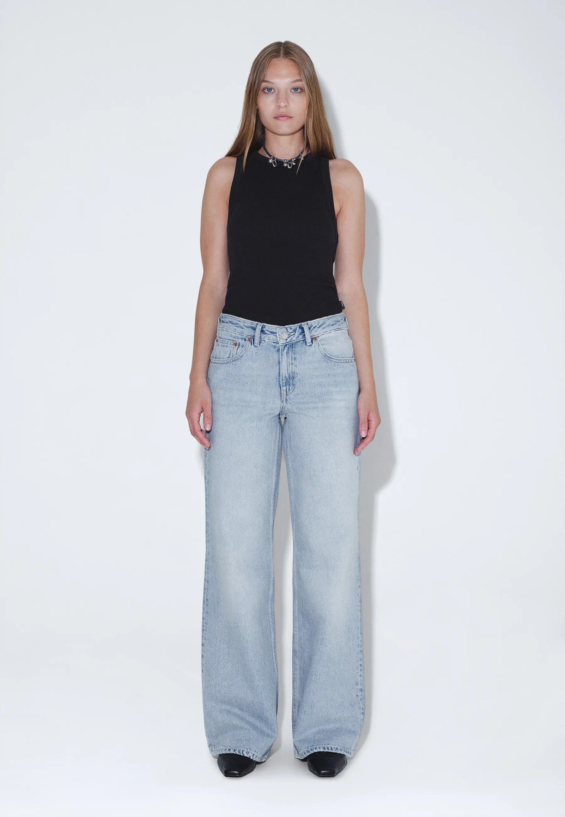 2510101M08_DrDenim_RhueLowWide_DriftPaleUsed_Main_W1_3