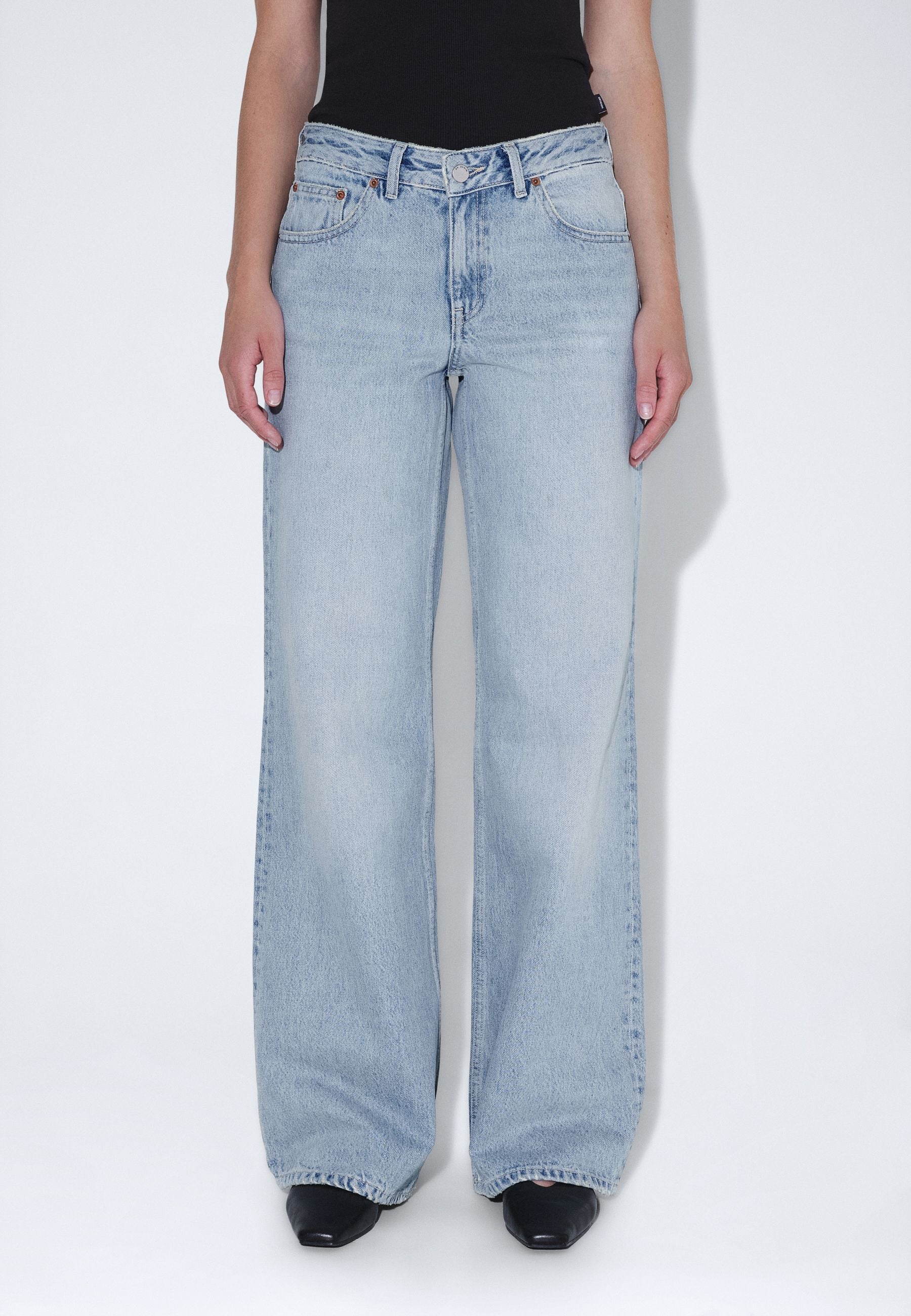 2510101M08_DrDenim_RhueLowWide_DriftPaleUsed_Main_W3_1
