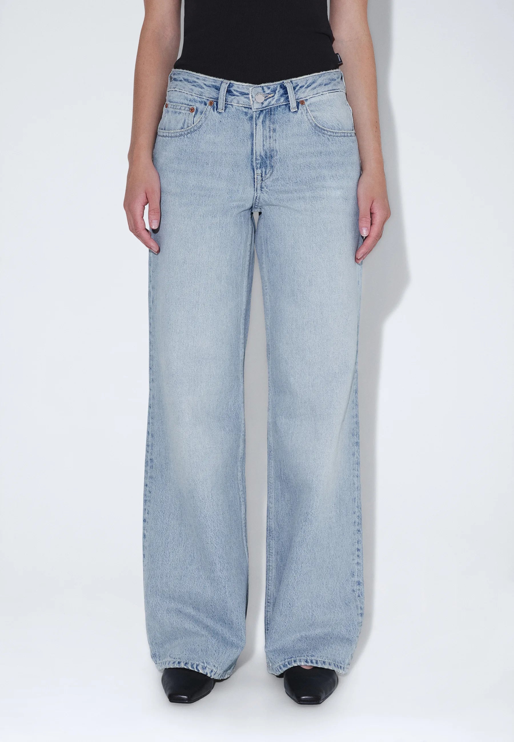 2510101M08_DrDenim_RhueLowWide_DriftPaleUsed_Main_W3_1
