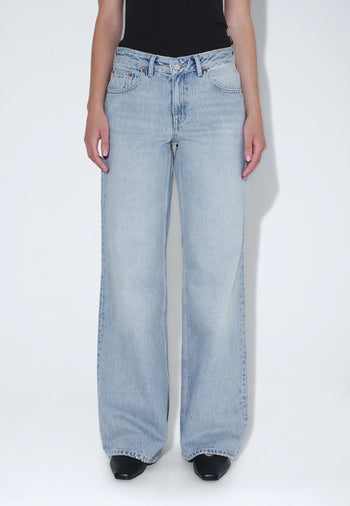2510101M08_DrDenim_RhueLowWide_DriftPaleUsed_Main_W3_1