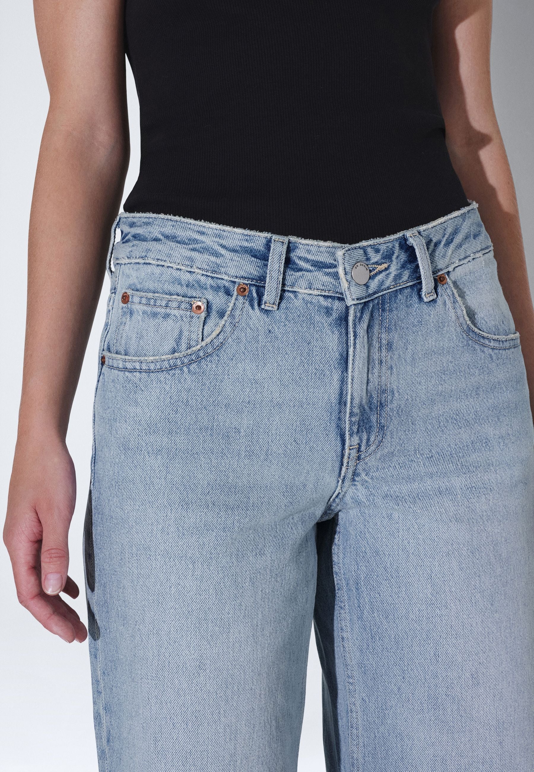 2510101M08_DrDenim_RhueLowWide_DriftPaleUsed_Main_W5_1