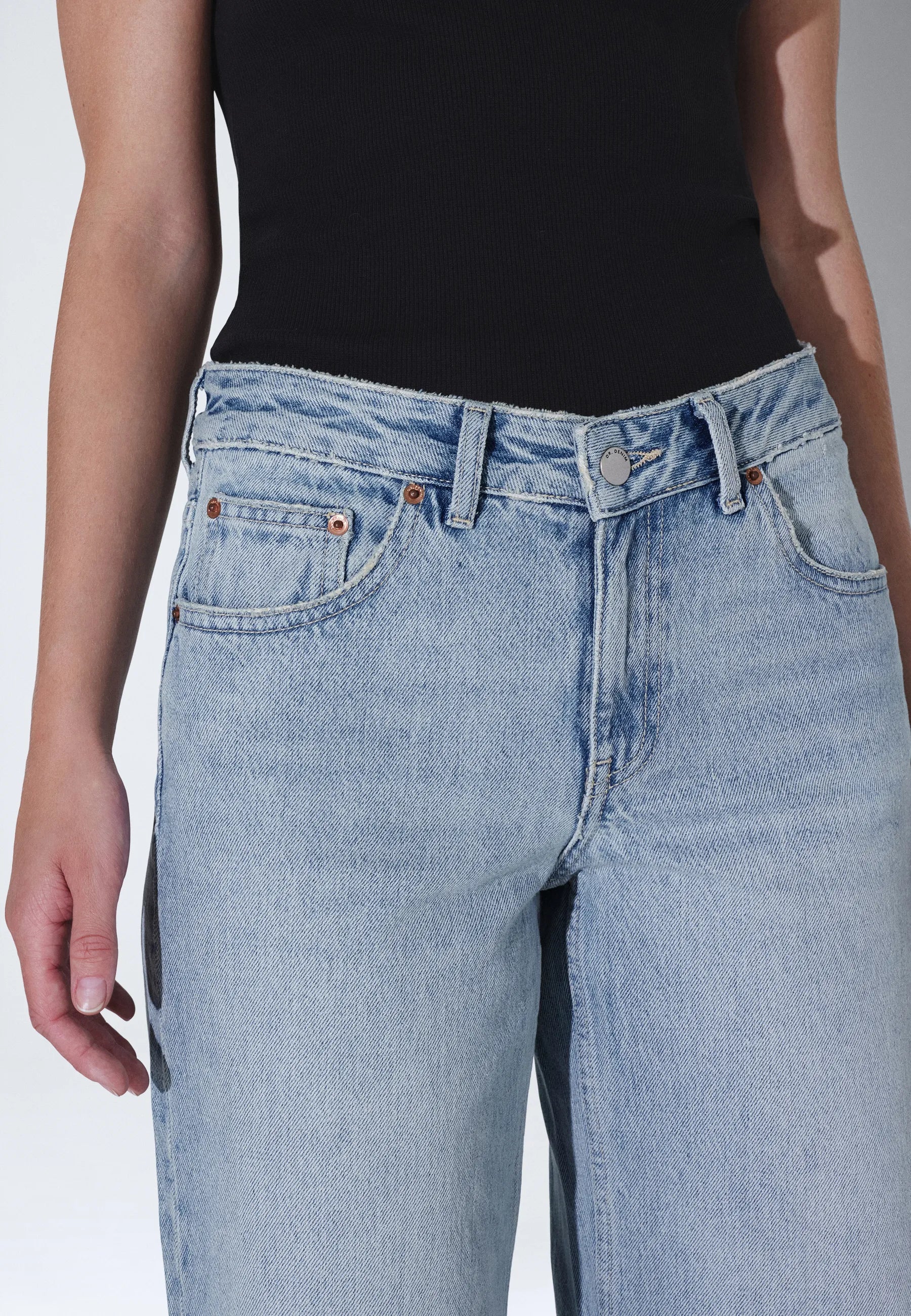 2510101M08_DrDenim_RhueLowWide_DriftPaleUsed_Main_W5_1