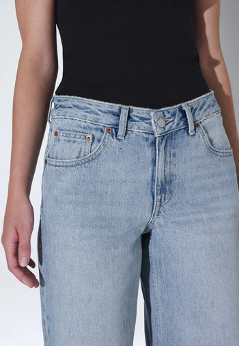 2510101M08_DrDenim_RhueLowWide_DriftPaleUsed_Main_W5_1