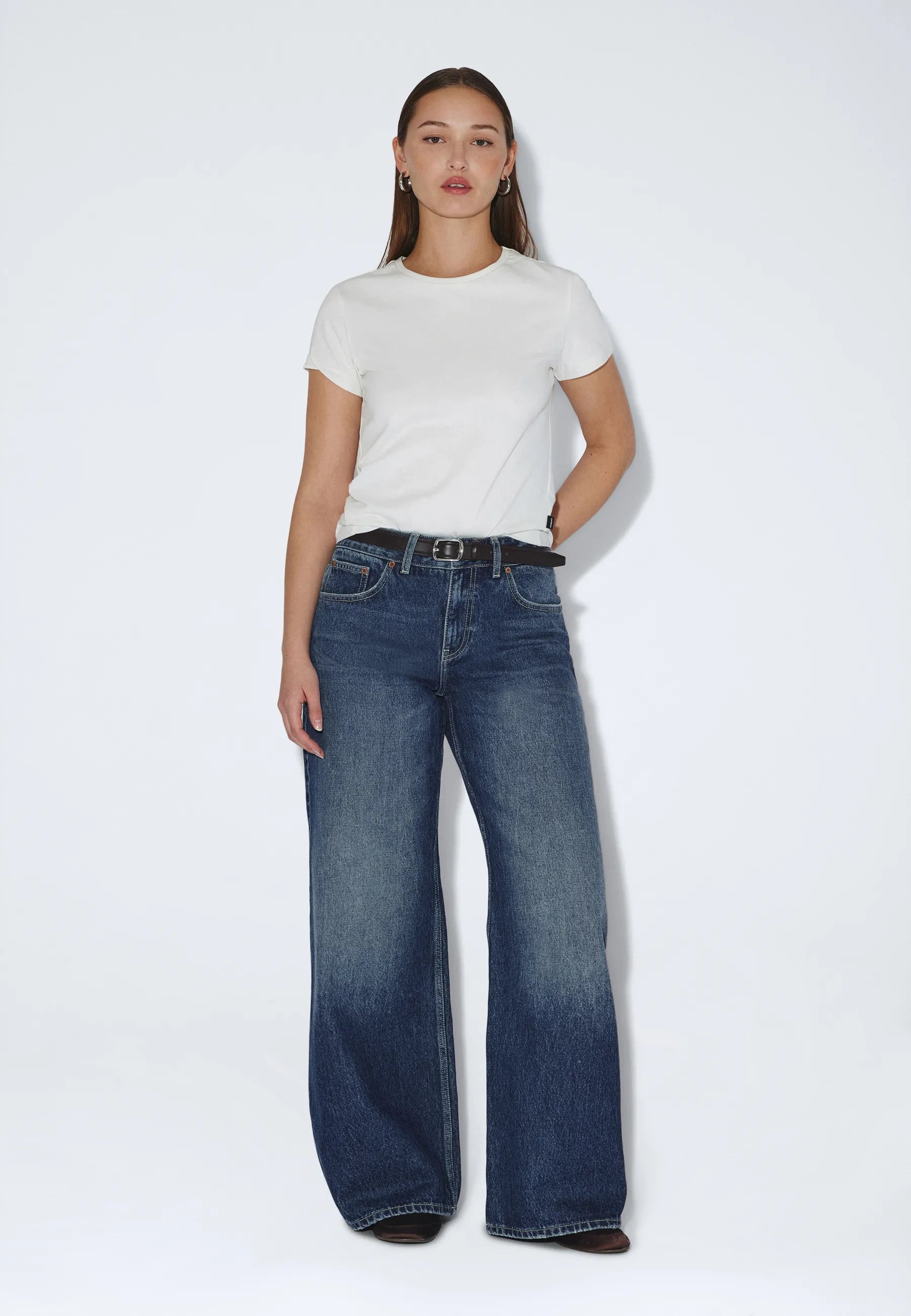 2510101M13_DrDenim_RhueLowWide_DriftDarkUsed_main_W1_2