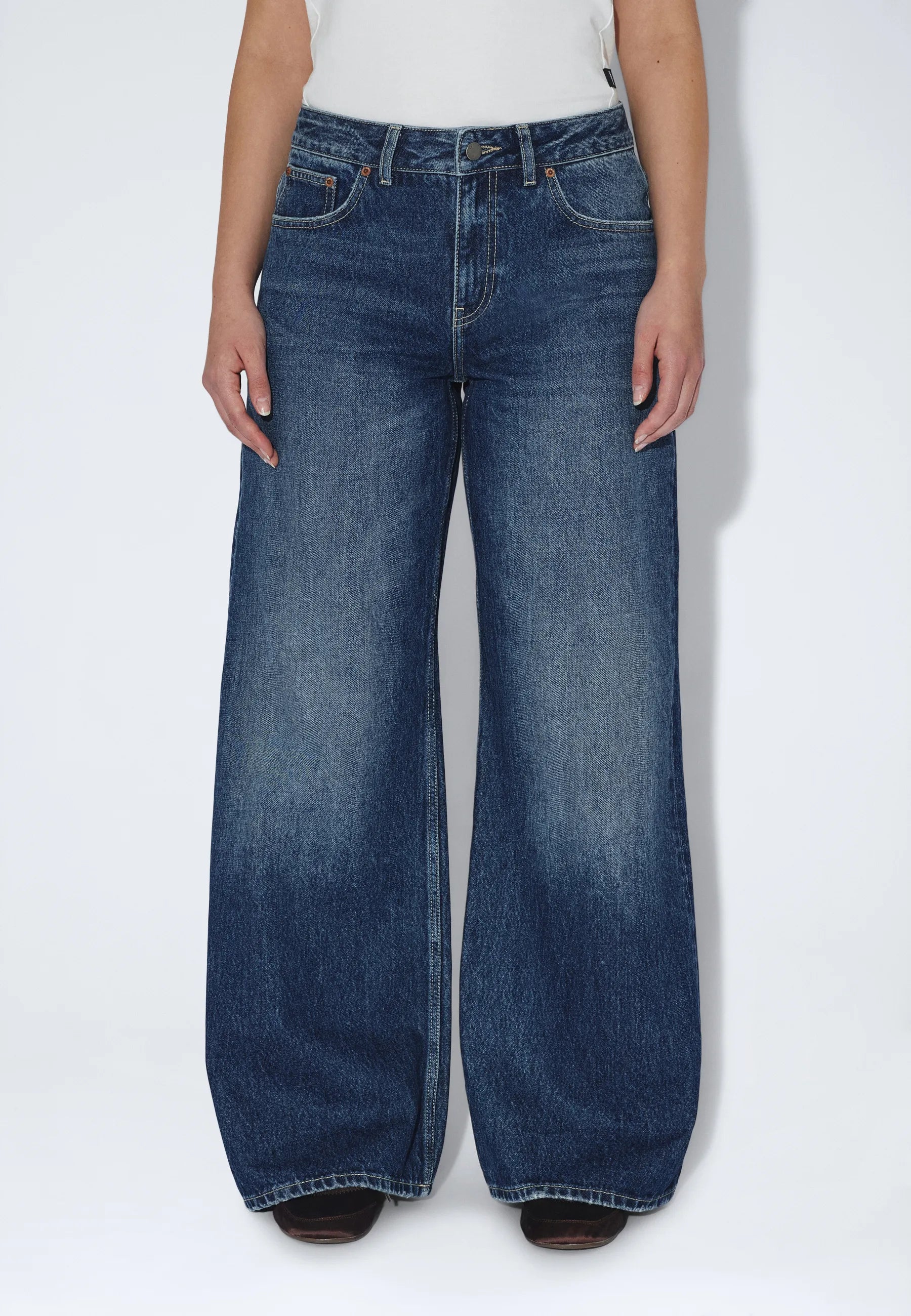 2510101M13_DrDenim_RhueLowWide_DriftDarkUsed_main_W3_1
