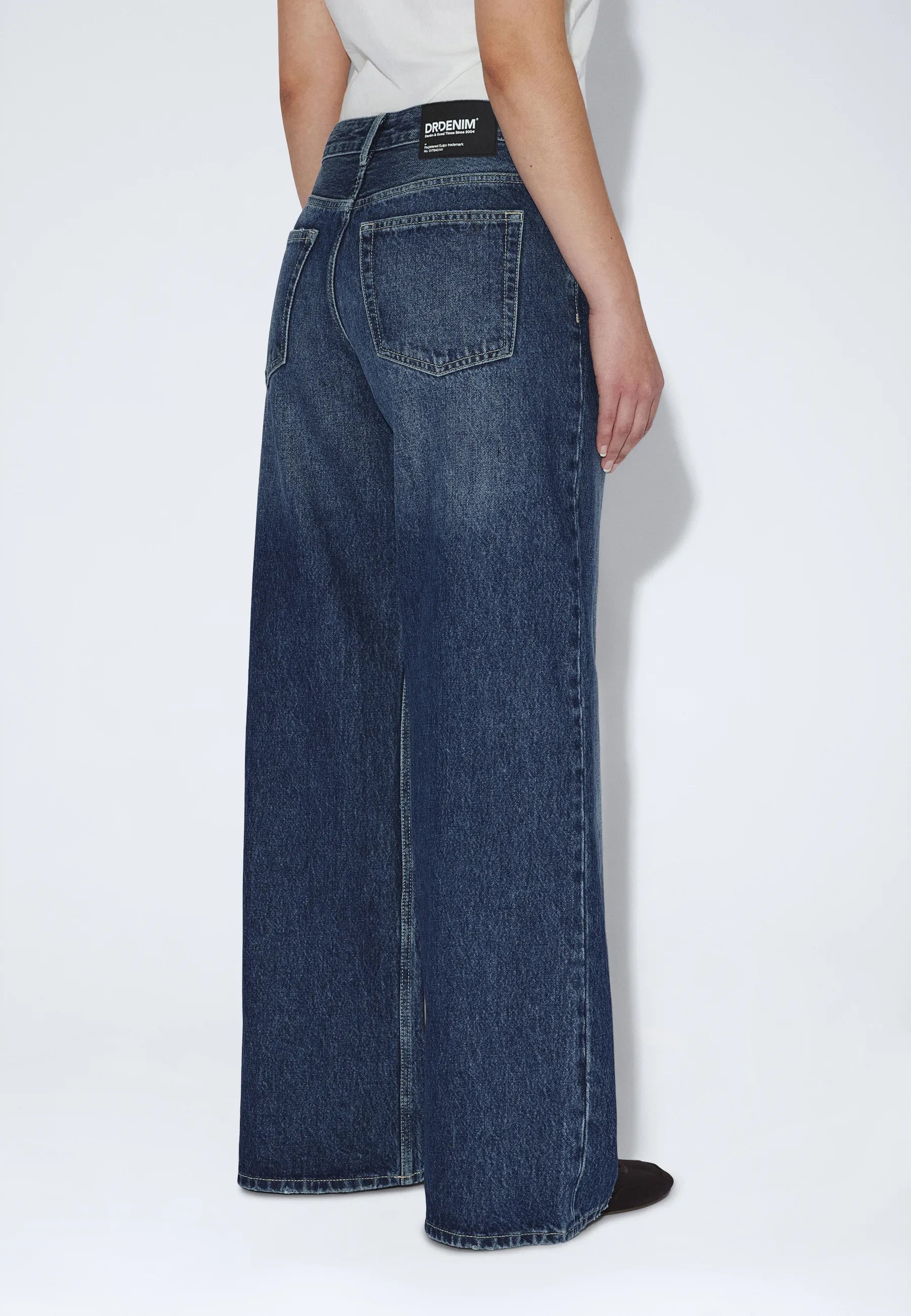 2510101M13_DrDenim_RhueLowWide_DriftDarkUsed_main_W4_1