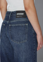 2510101M13_DrDenim_RhueLowWide_DriftDarkUsed_main_W5_2