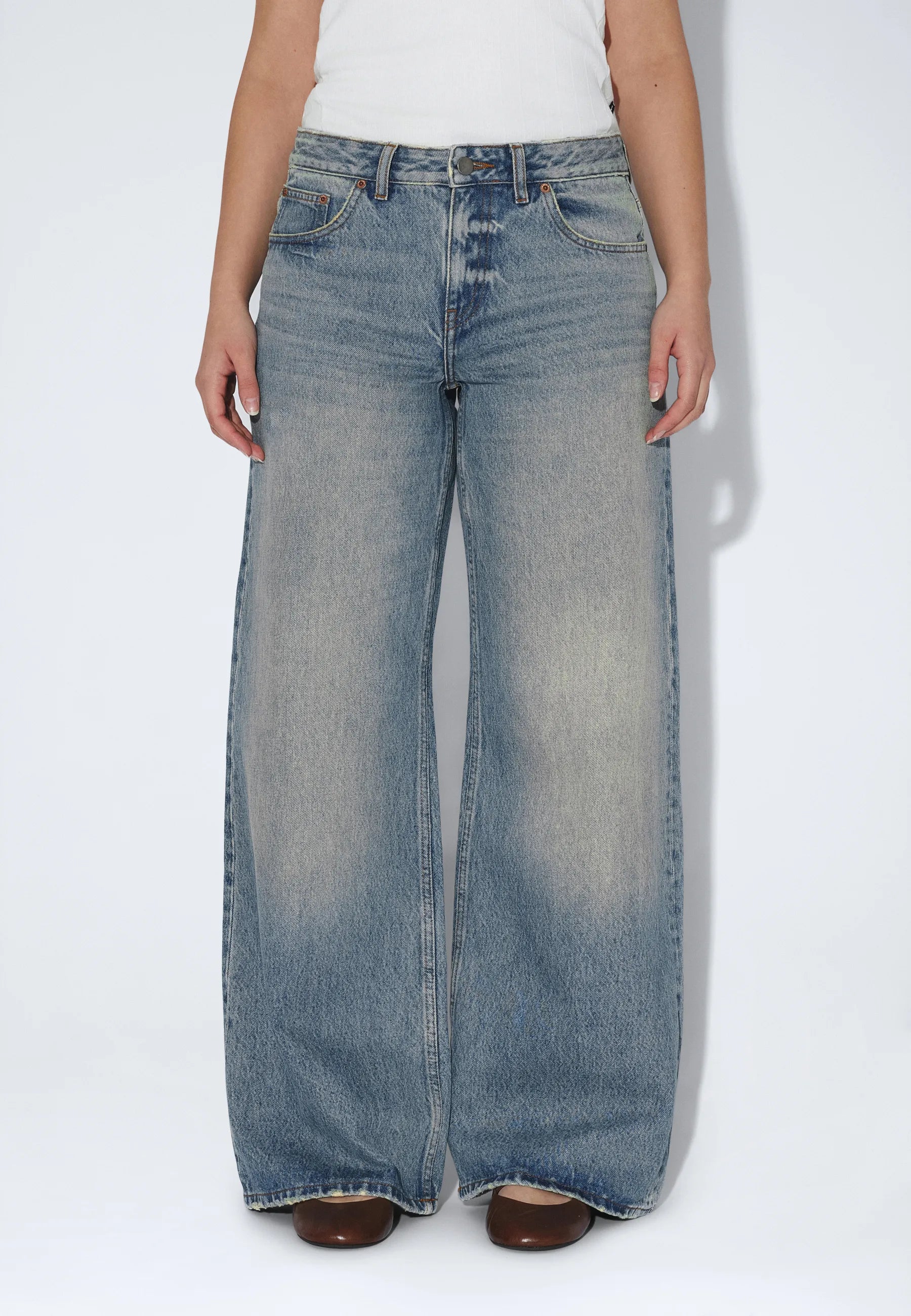 2510101M15_DrDenim_RhueLowWide_StreamSkyFadeVintage_main_W3_1