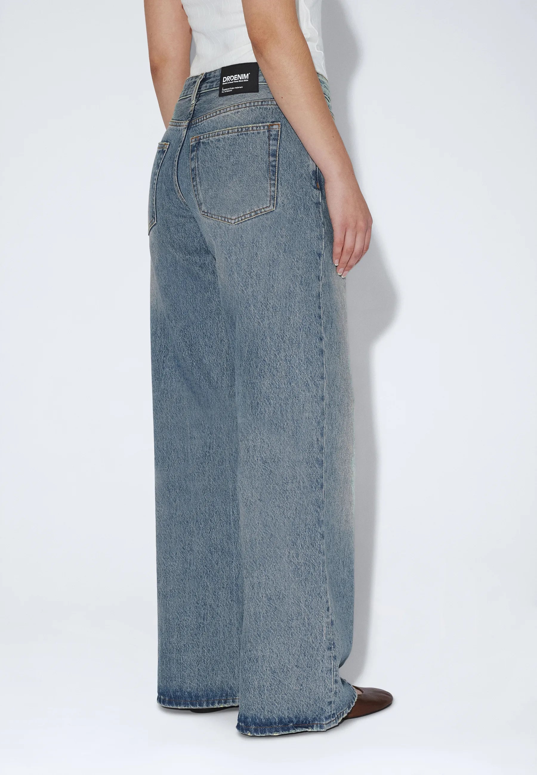 2510101M15_DrDenim_RhueLowWide_StreamSkyFadeVintage_main_W4_1