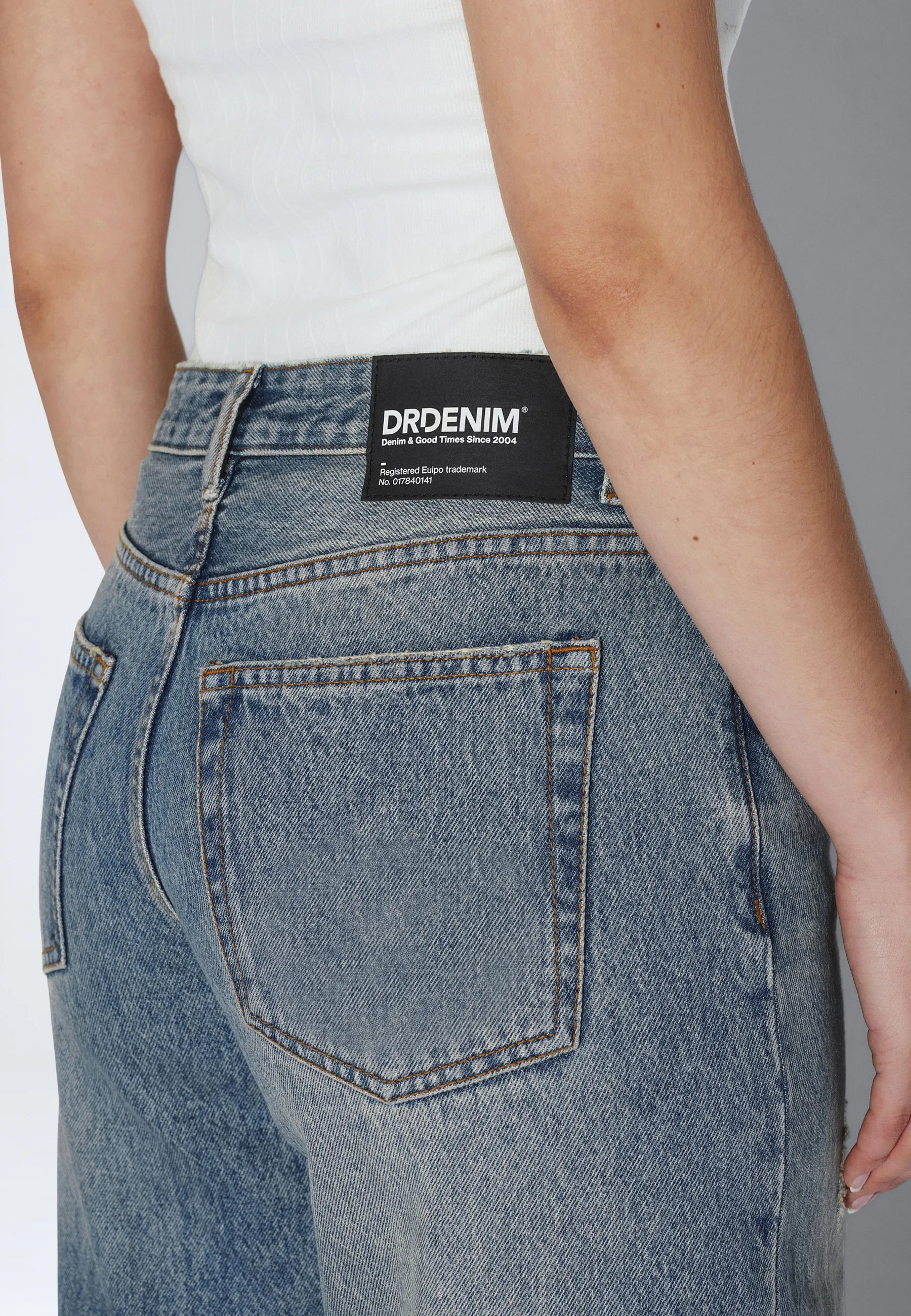 2510101M15_DrDenim_RhueLowWide_StreamSkyFadeVintage_main_W5_2