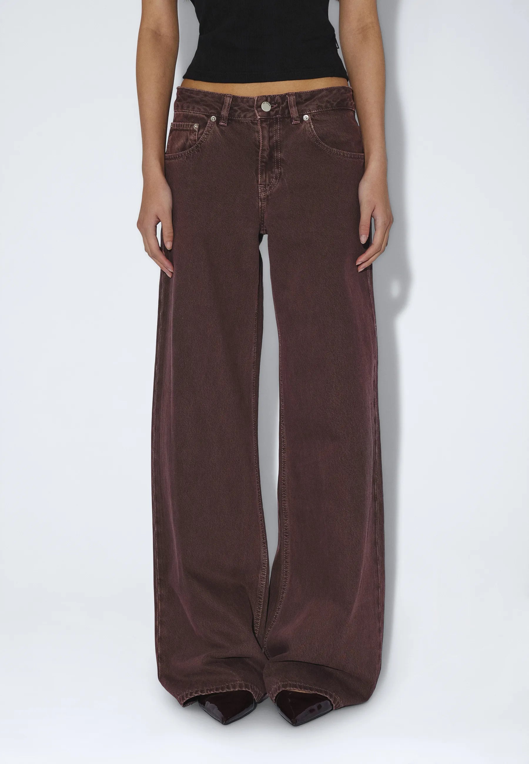 2510101U78_DrDenim_RhueLowWide_WashedAubergine_main_W3_1