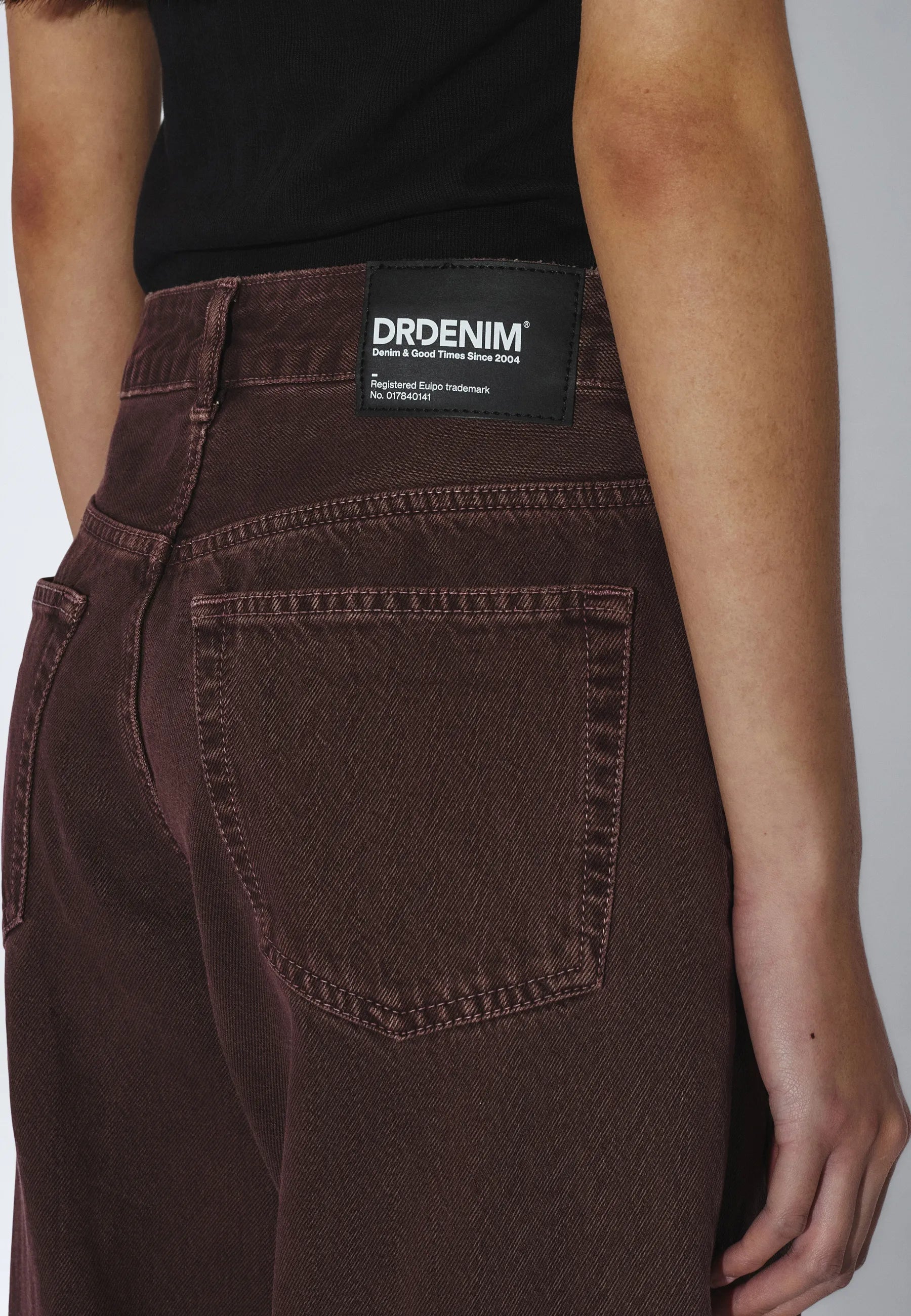2510101U78_DrDenim_RhueLowWide_WashedAubergine_main_W5_2