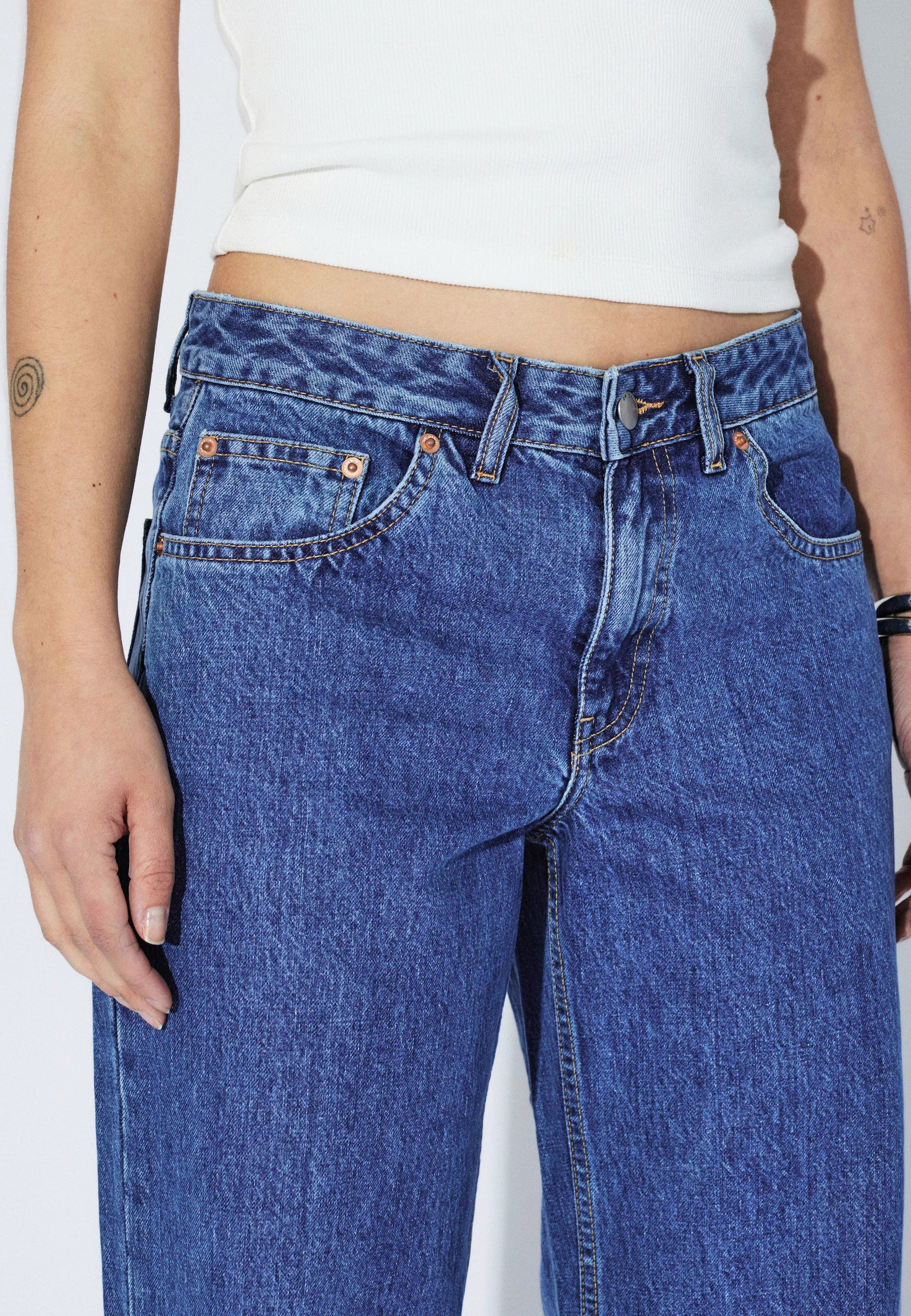 2510101V32_DrDenim_RhueLowWide_HazeMidRetro_Main_W5_1