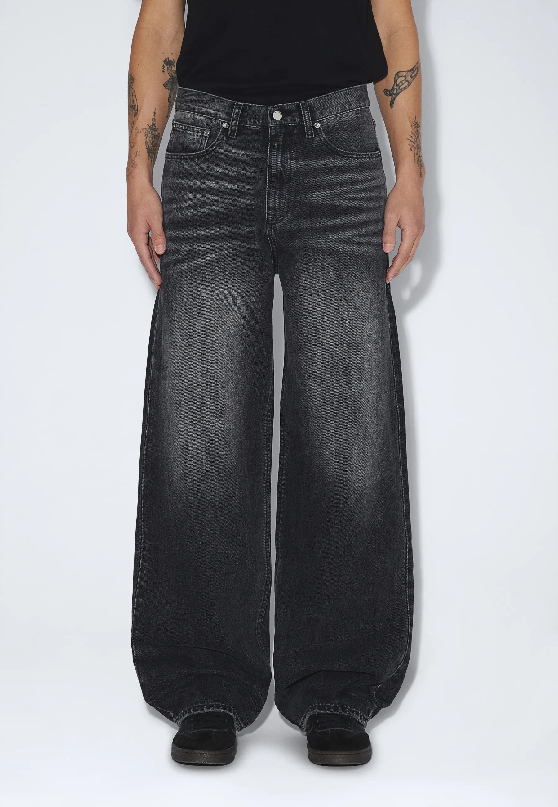 2530101034_DrDenim_CormacBaggy_BlackSpray_main_M3_1