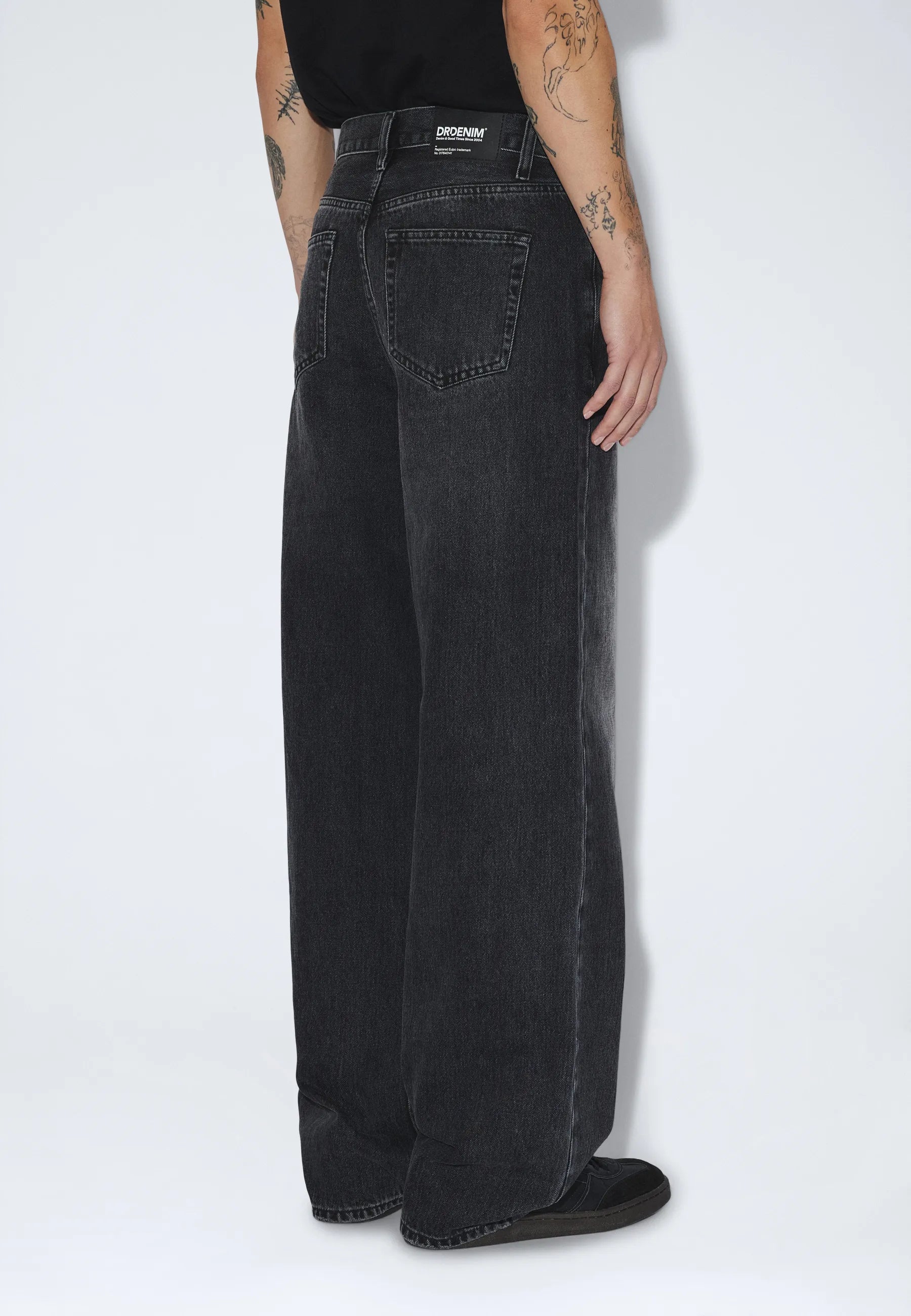 2530101034_DrDenim_CormacBaggy_BlackSpray_main_M4_1