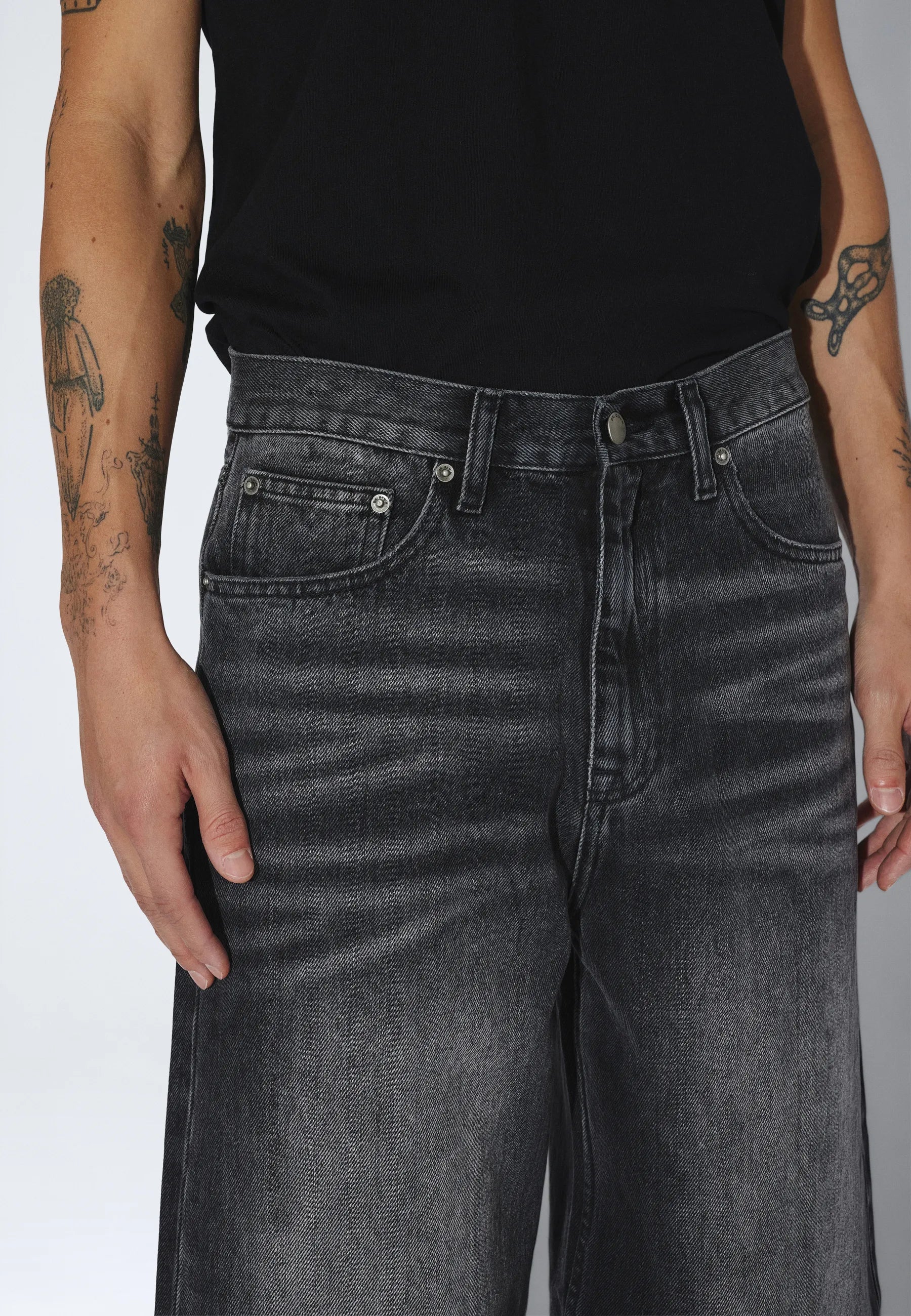 2530101034_DrDenim_CormacBaggy_BlackSpray_main_M5_1