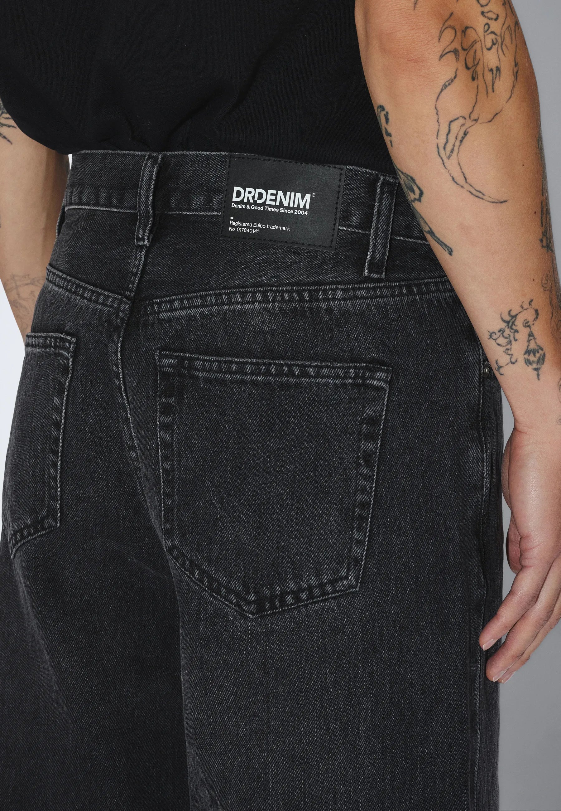 2530101034_DrDenim_CormacBaggy_BlackSpray_main_M5_2