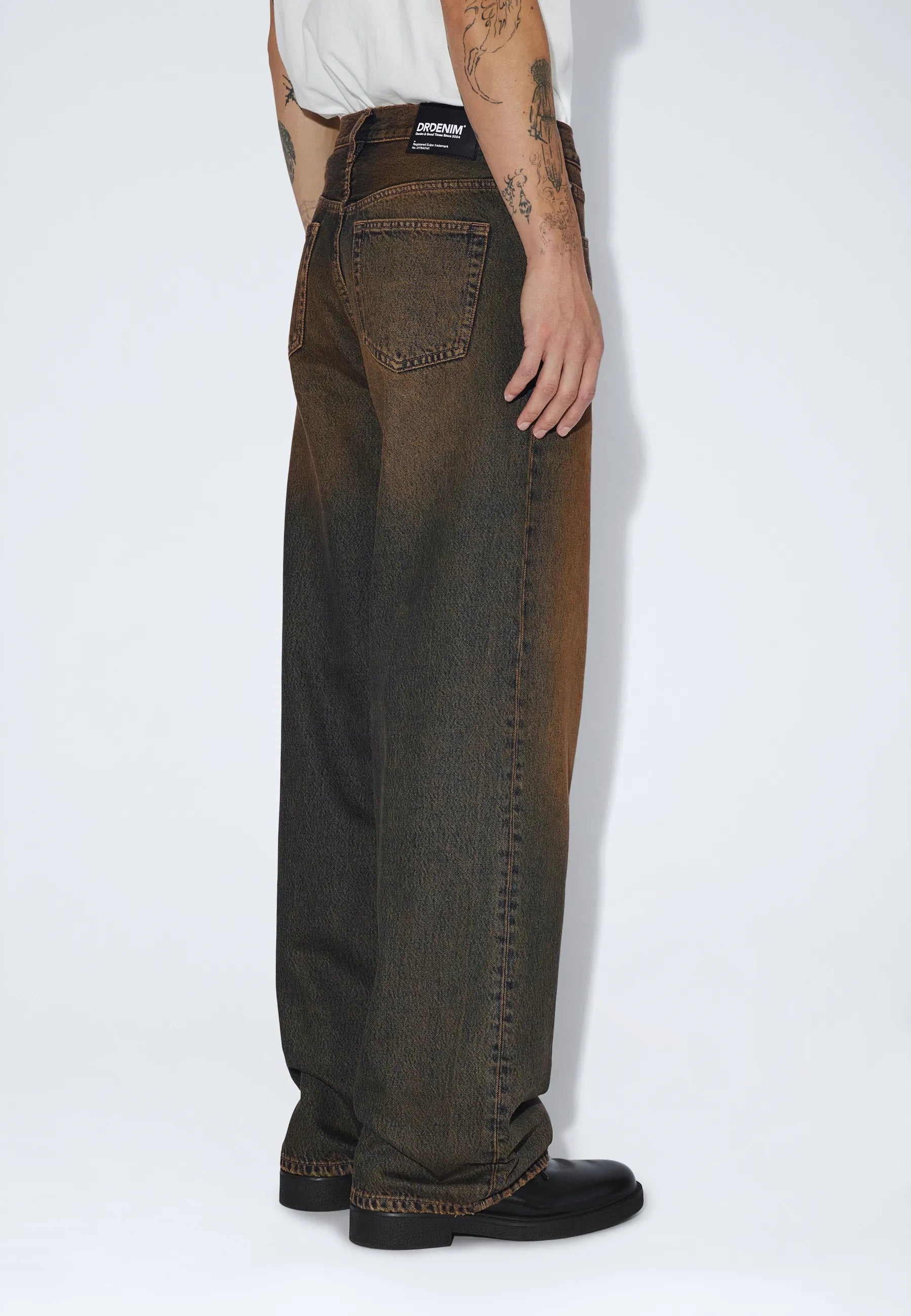 2530101BM4_DrDenim_CormacBaggy_StreamDarkGolden_main_M4_1