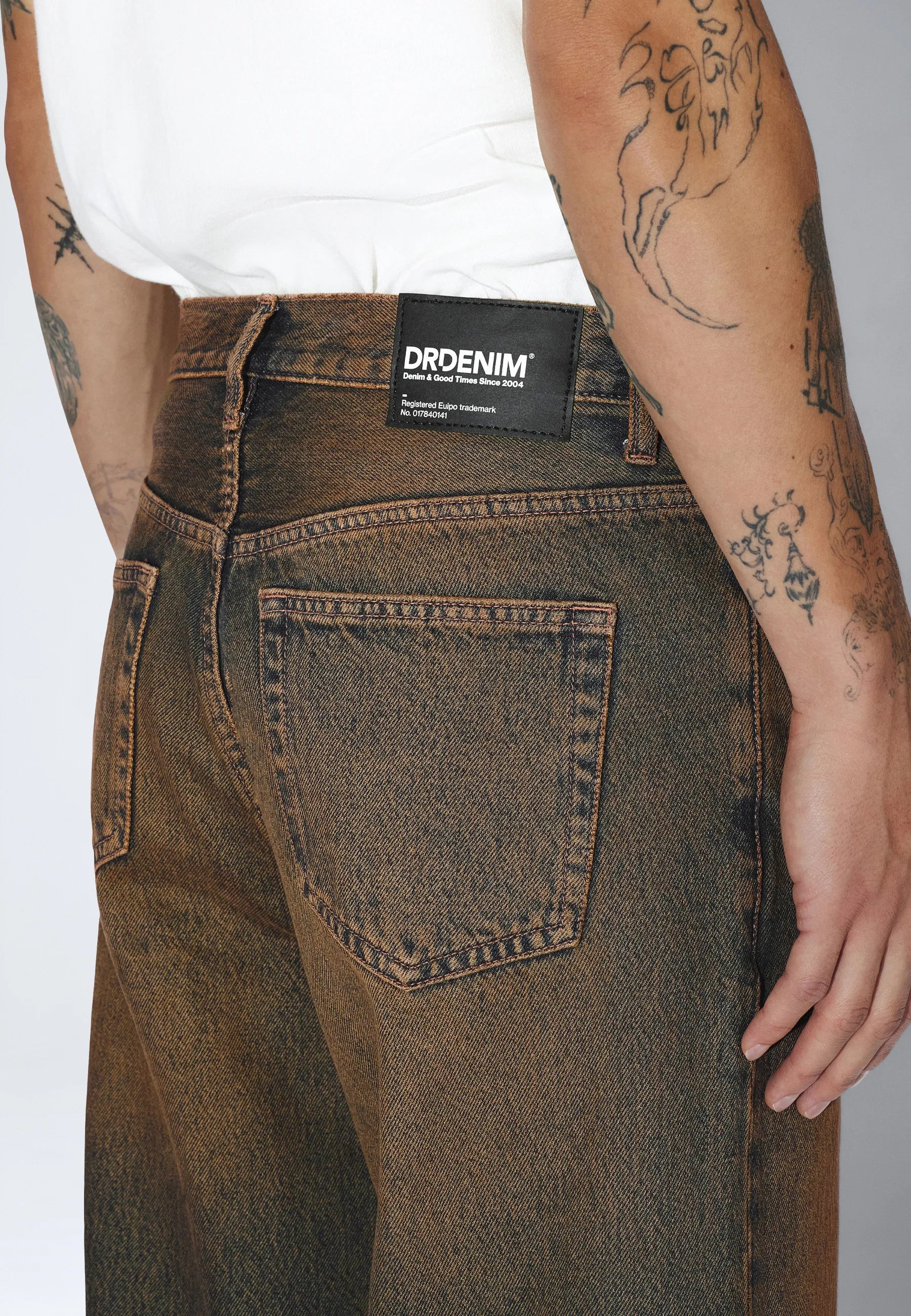 2530101BM4_DrDenim_CormacBaggy_StreamDarkGolden_main_M5_2