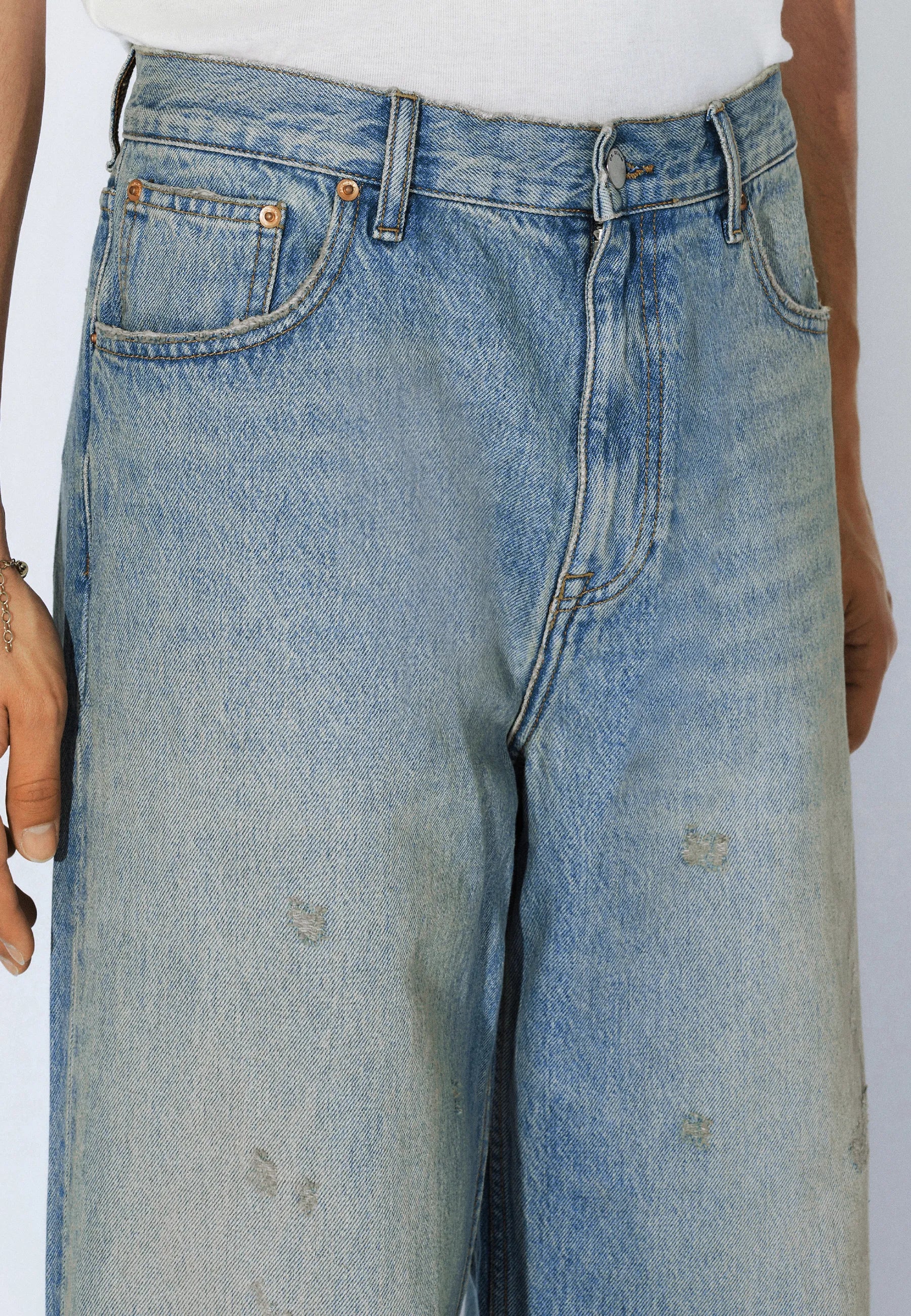 2530101L98_DrDenim_CormacBaggy_StreamSkyAgedDistress_Main_M5_1