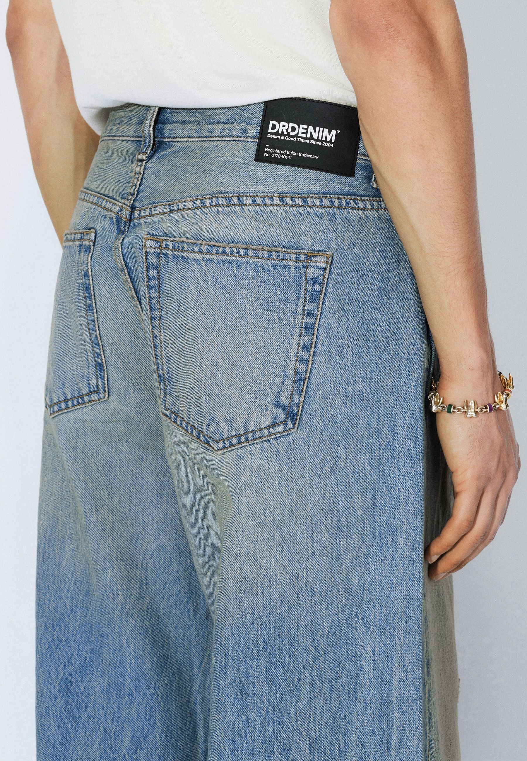 2530101L98_DrDenim_CormacBaggy_StreamSkyAgedDistress_Main_M5_2