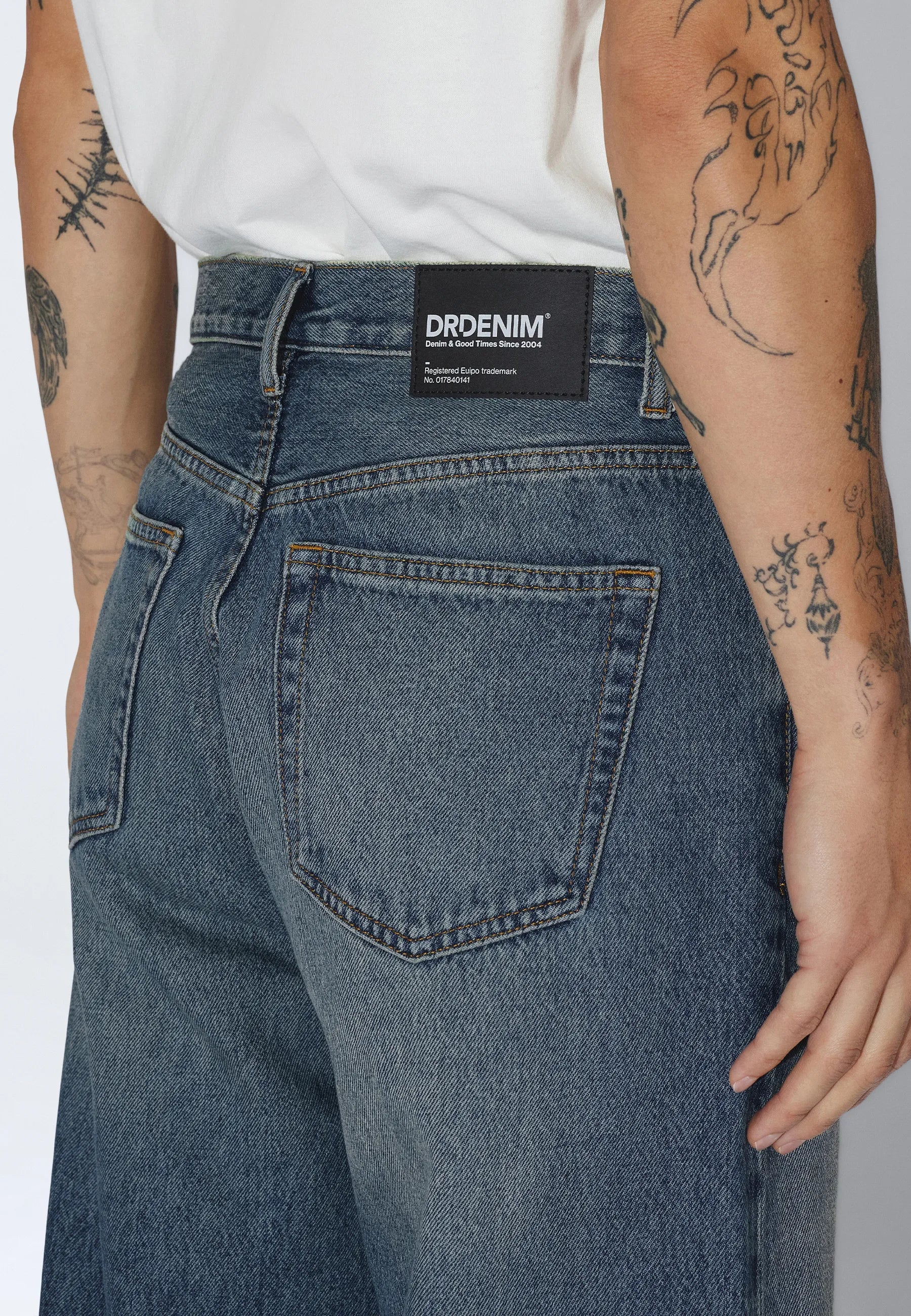 2530101L99_DrDenim_CormacBaggy_StreamMidAged_main_M5_2
