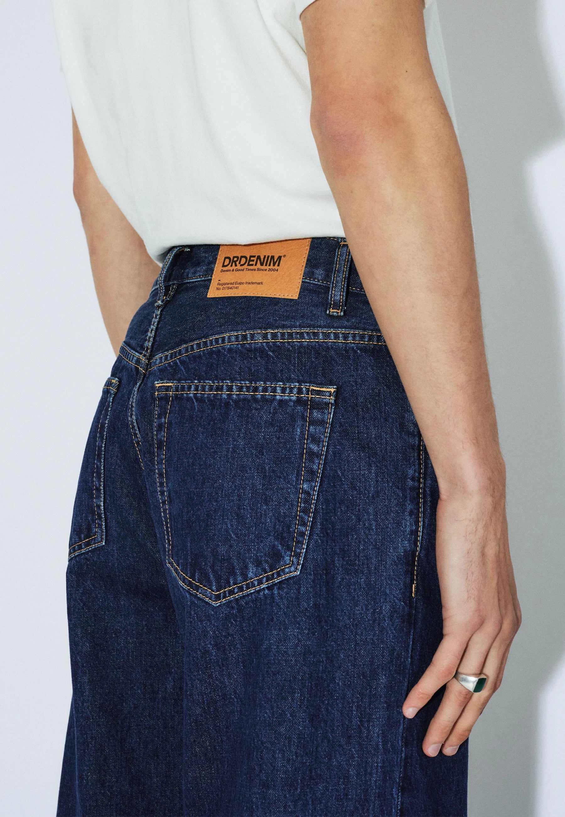 2530101V35_DrDenim_CormacBaggy_HazeDarkRetro_Main_M5_2