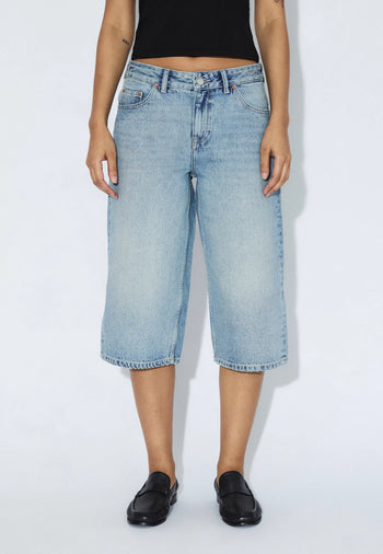 2530104M01_DrDenim_DaceMidWideCapri_DriftLightUsed_Main_W3_1