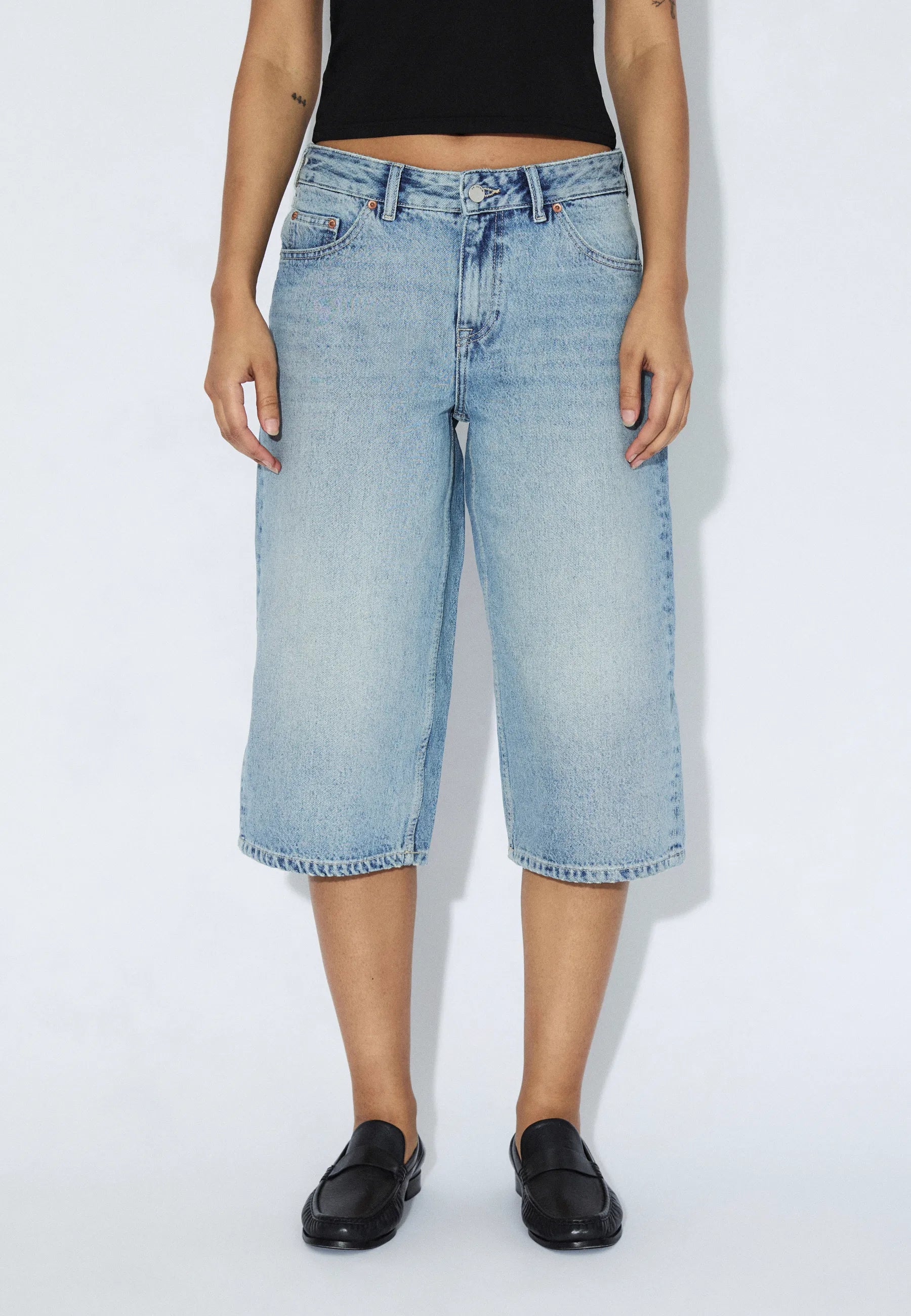 2530104M01_DrDenim_DaceMidWideCapri_DriftLightUsed_Main_W3_1