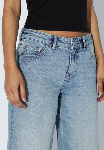 2530104M01_DrDenim_DaceMidWideCapri_DriftLightUsed_Main_W5_1