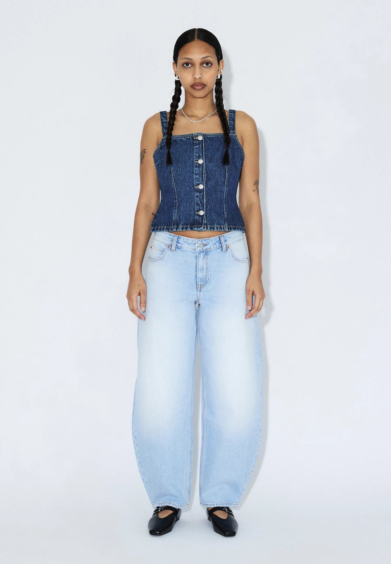 2530105L03_DrDenim_NanciMidBarrel_StreamLightFade_Main_W1_3