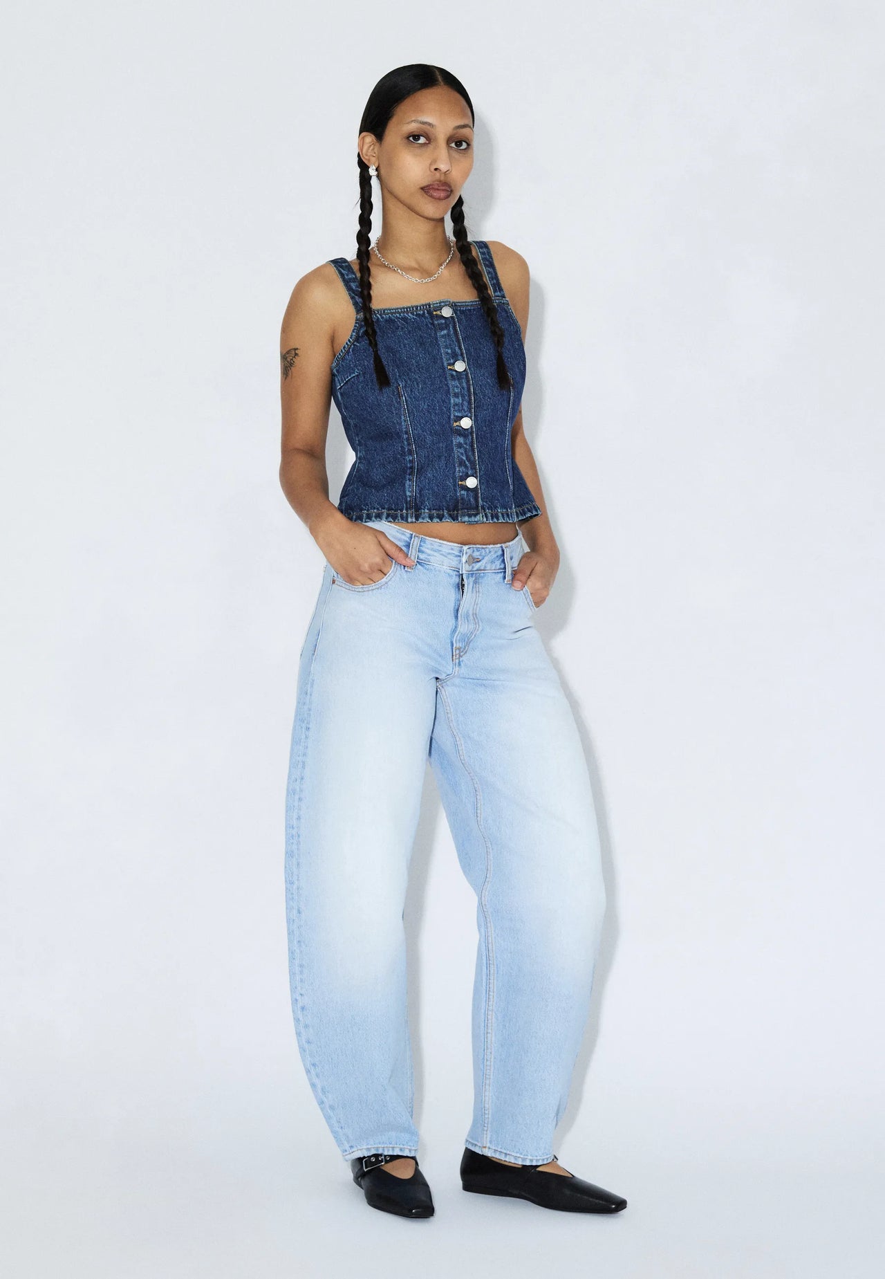 2530105L03_DrDenim_NanciMidBarrel_StreamLightFade_Main_W1_1