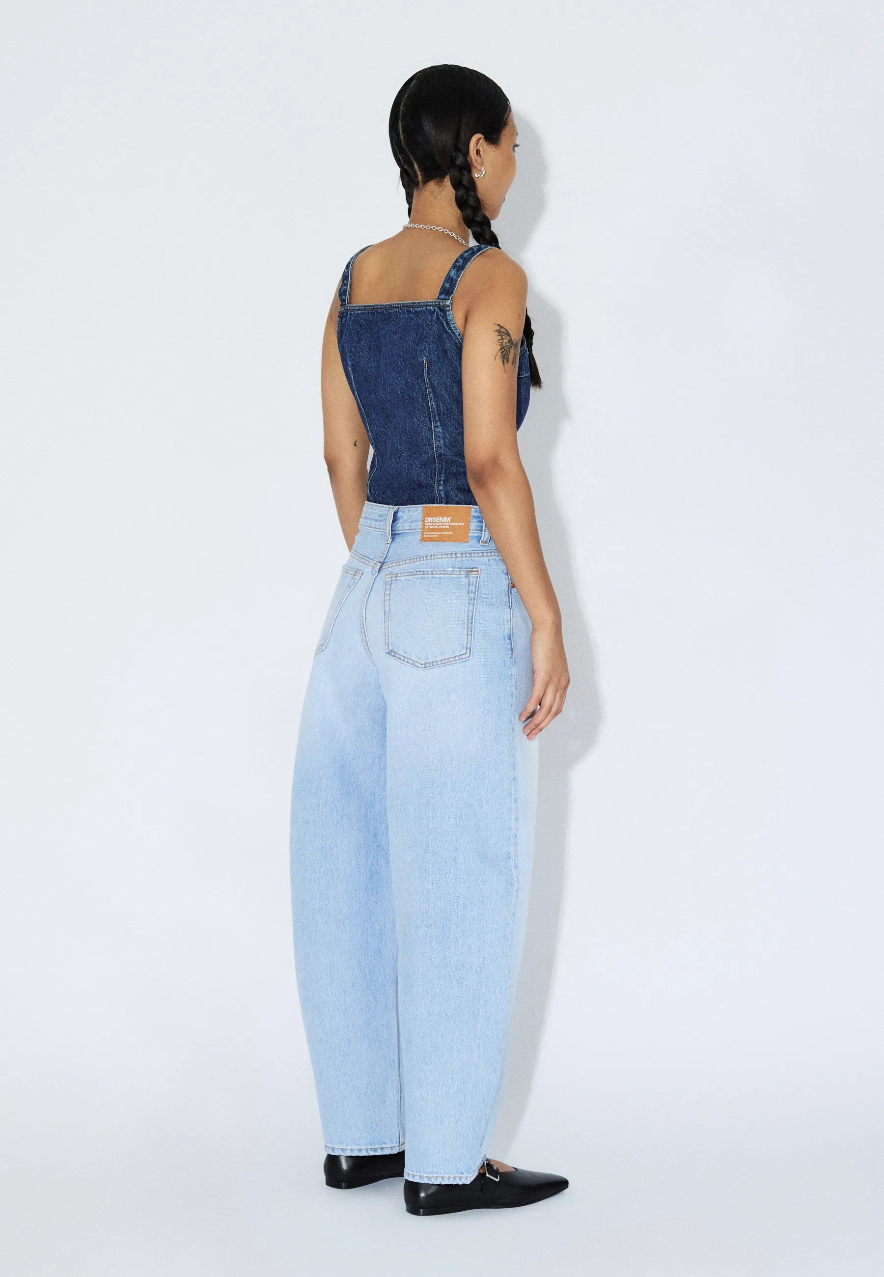 2530105L03_DrDenim_NanciMidBarrel_StreamLightFade_Main_W2_1
