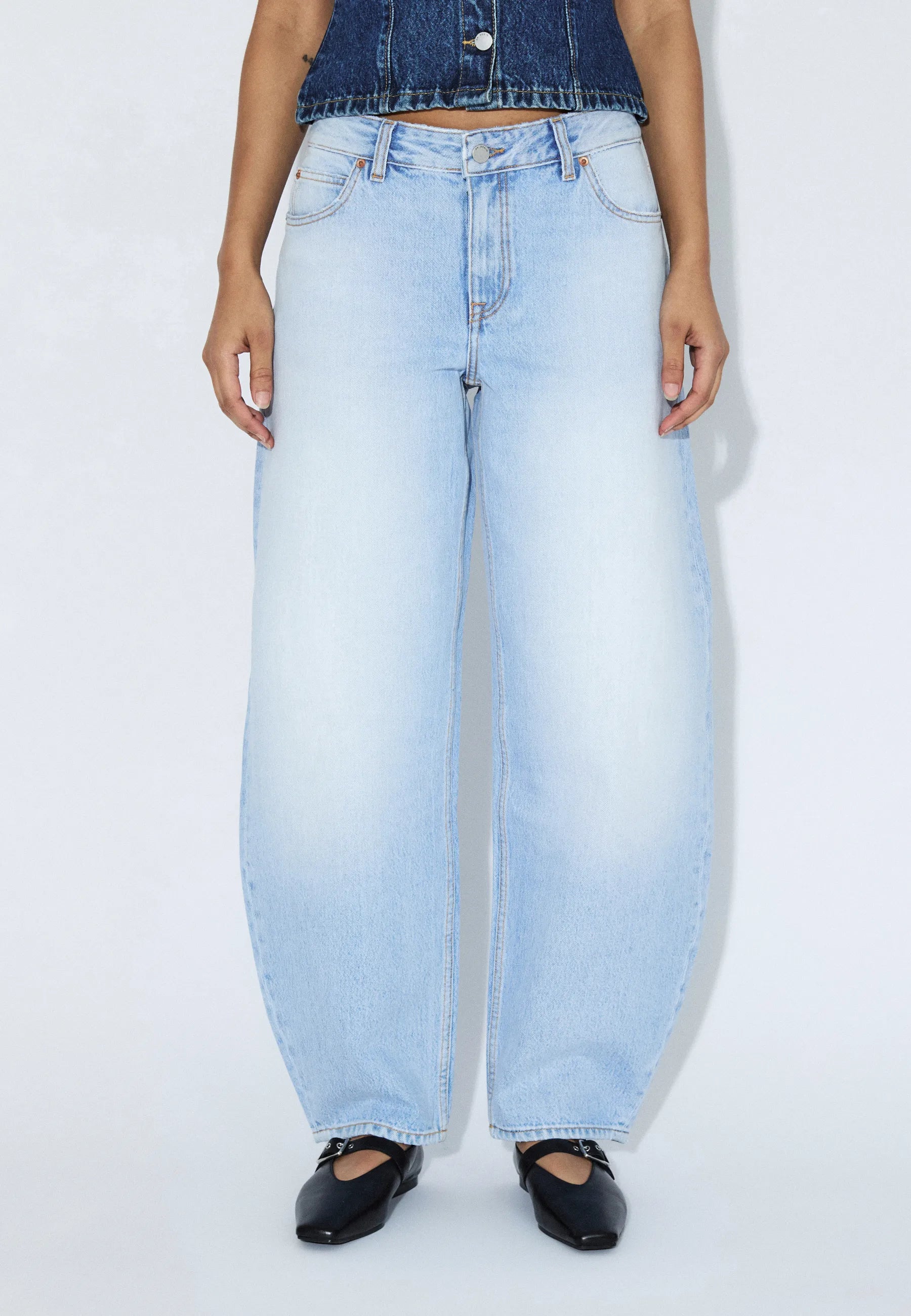 2530105L03_DrDenim_NanciMidBarrel_StreamLightFade_Main_W3_1