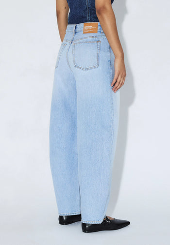 2530105L03_DrDenim_NanciMidBarrel_StreamLightFade_Main_W4_1