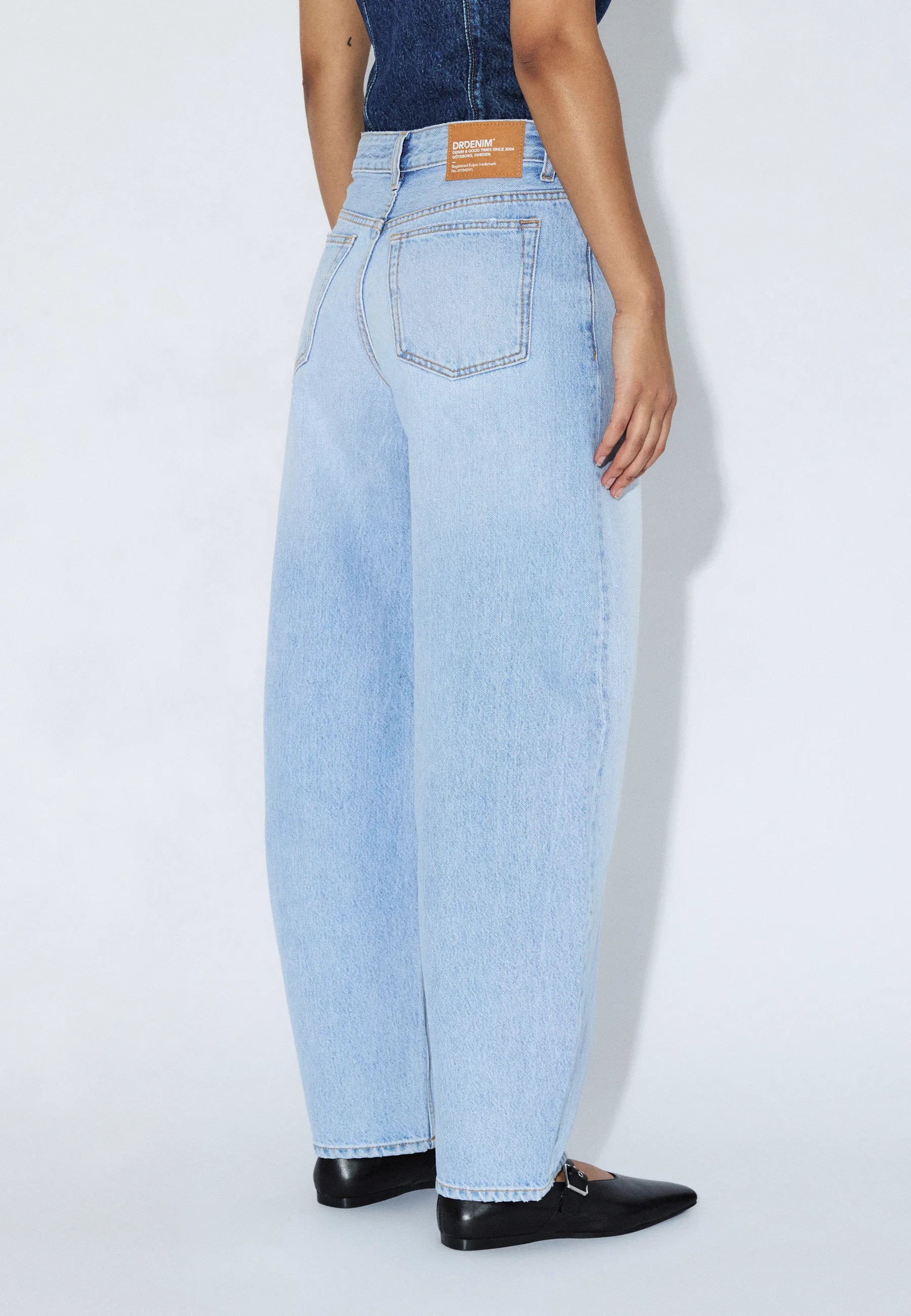 2530105L03_DrDenim_NanciMidBarrel_StreamLightFade_Main_W4_1