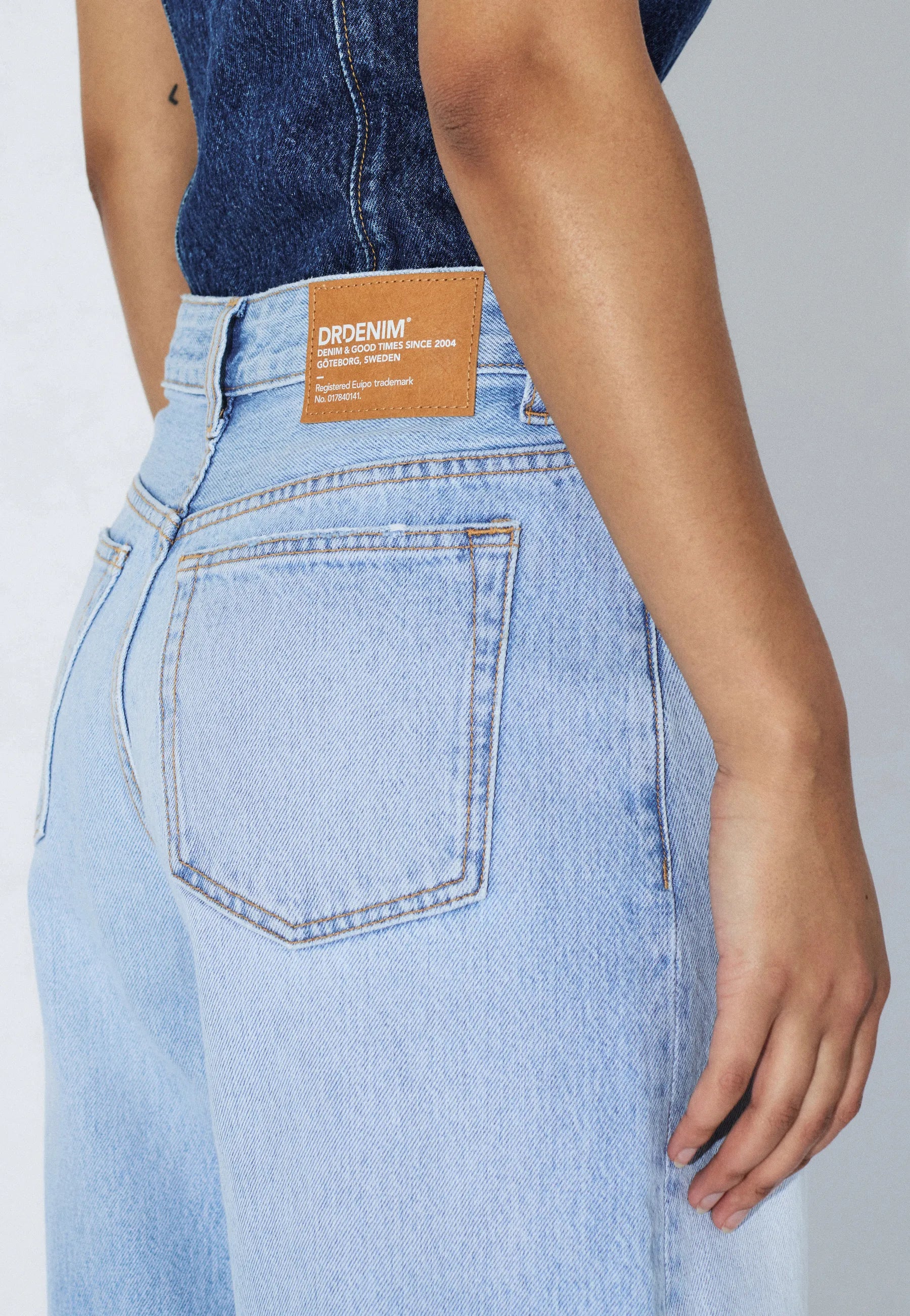 2530105L03_DrDenim_NanciMidBarrel_StreamLightFade_Main_W5_2