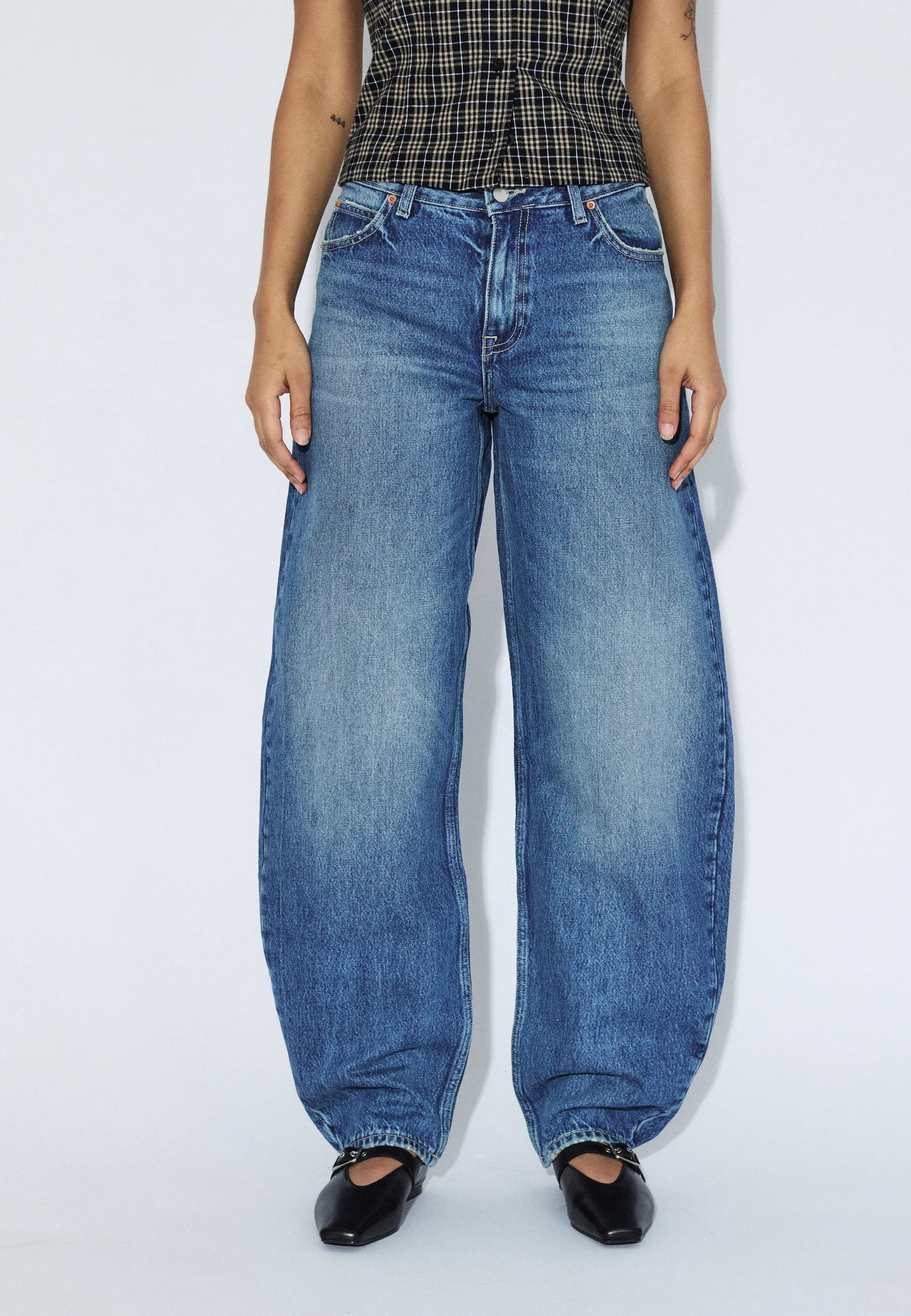 2530105M06_DrDenim_NanciMidBarrel_DriftMidUsed_Main_W3_1