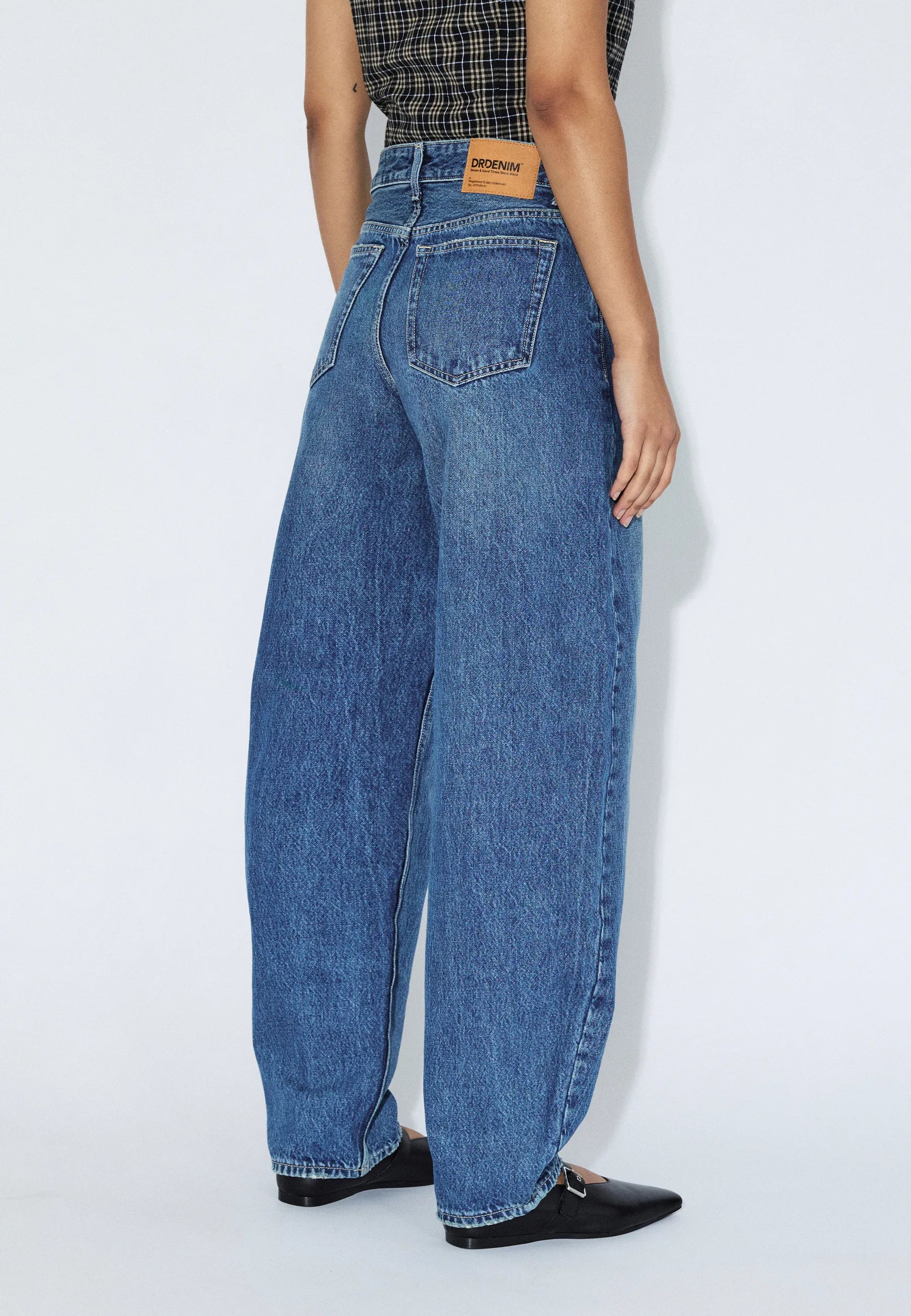 2530105M06_DrDenim_NanciMidBarrel_DriftMidUsed_Main_W4_1