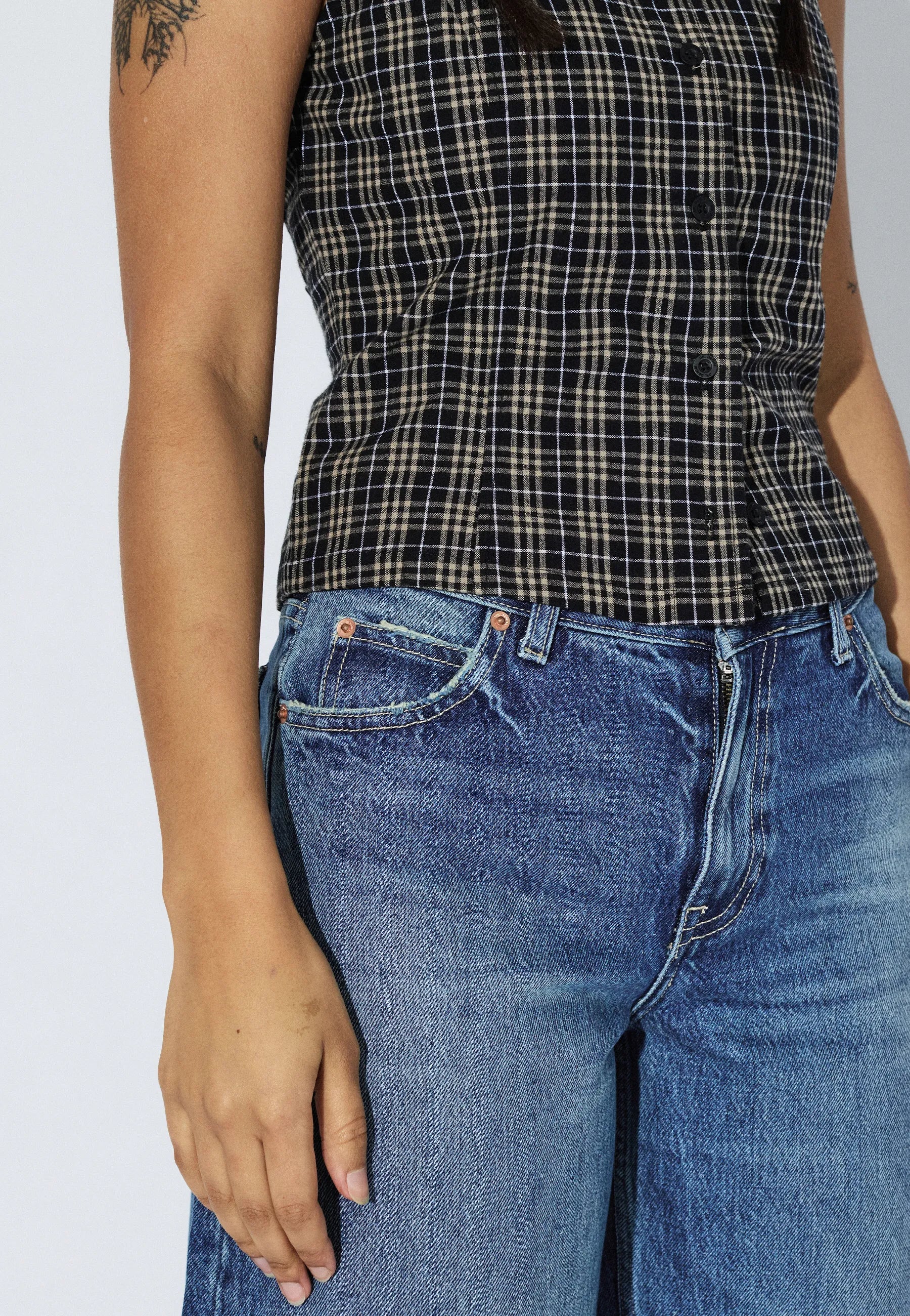 2530105M06_DrDenim_NanciMidBarrel_DriftMidUsed_Main_W5_1