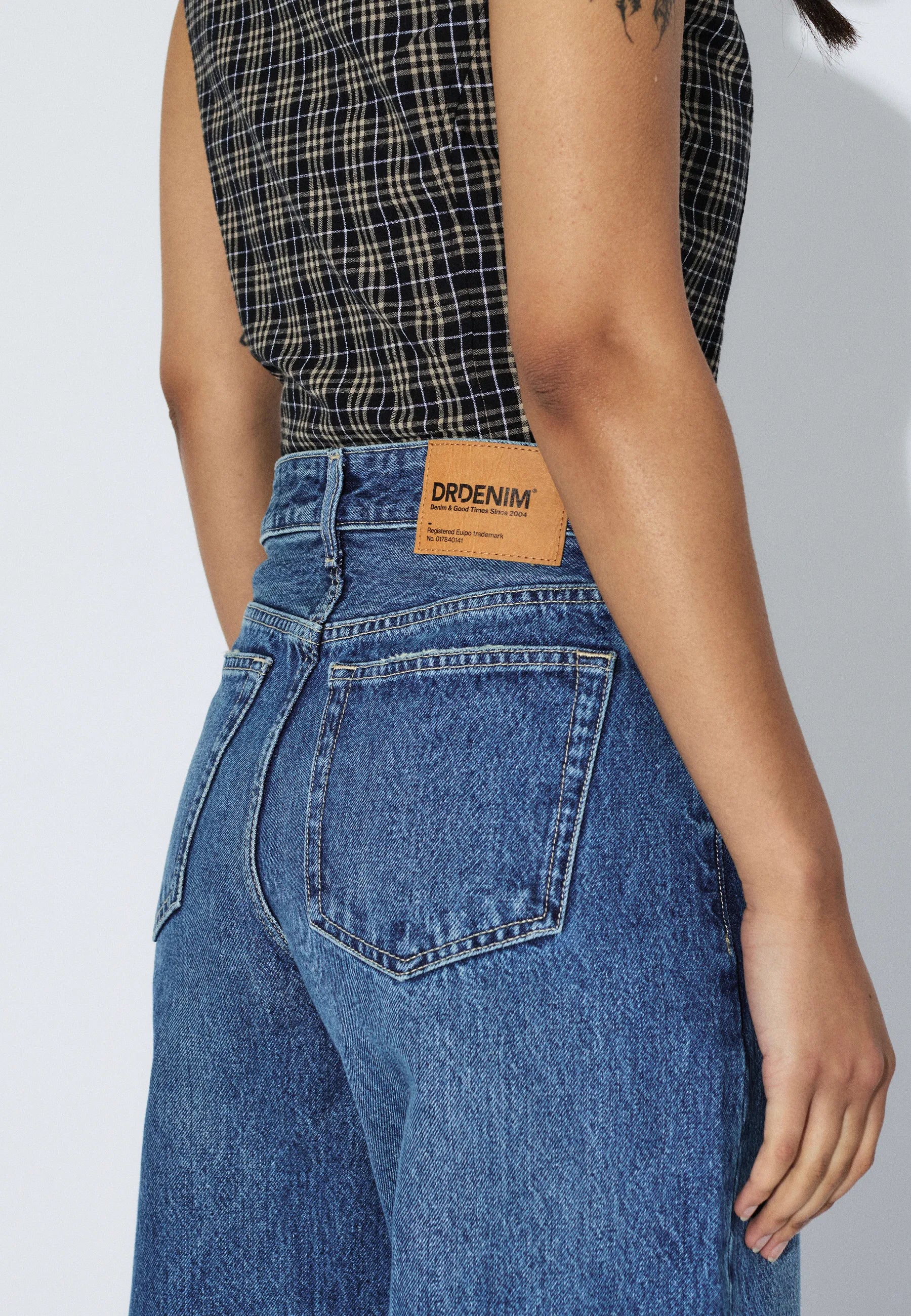 2530105M06_DrDenim_NanciMidBarrel_DriftMidUsed_Main_W5_2