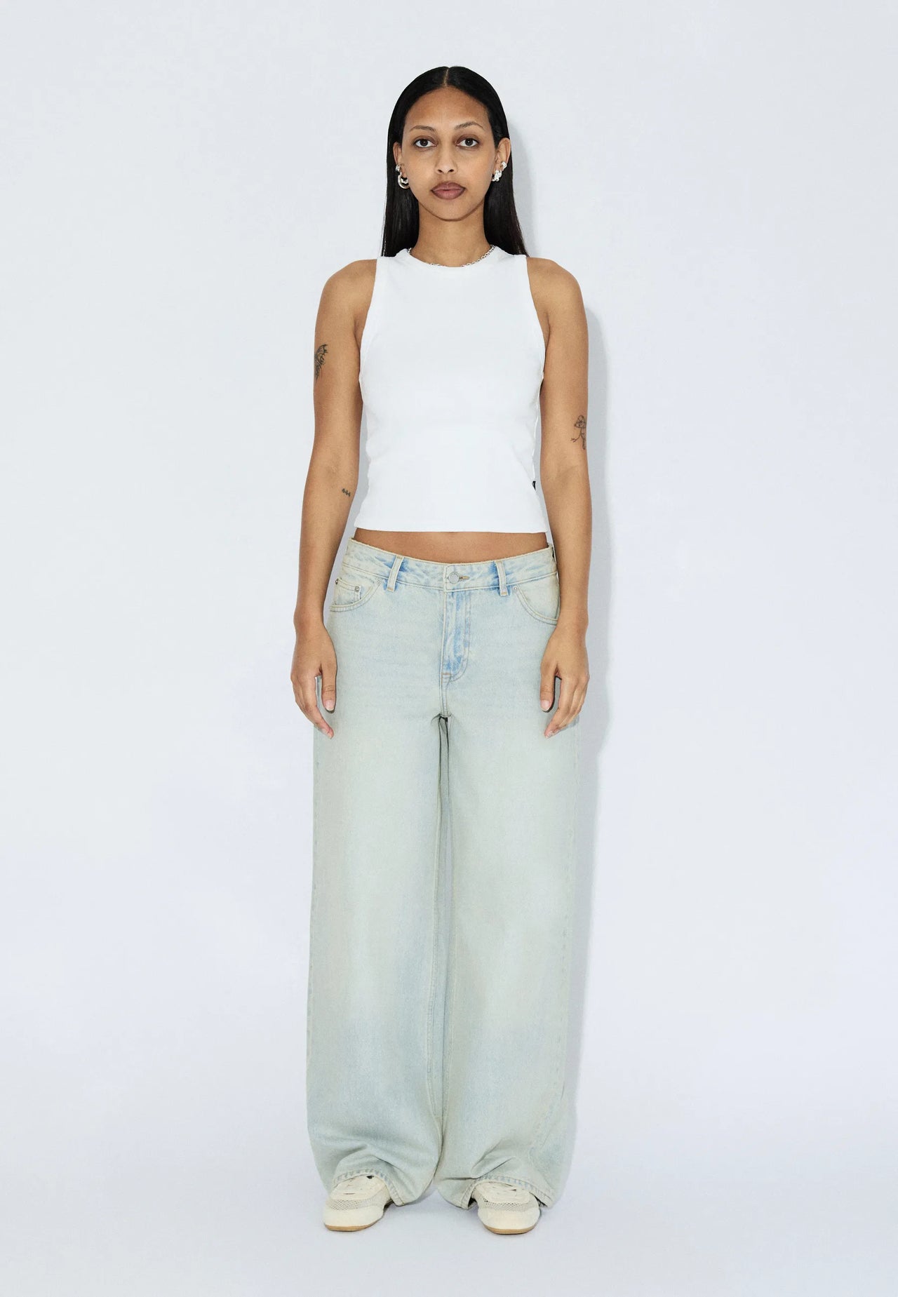 2530107066_DrDenim_AryLowBaggy_StreamPaleVintageWorn_Main_W1_3