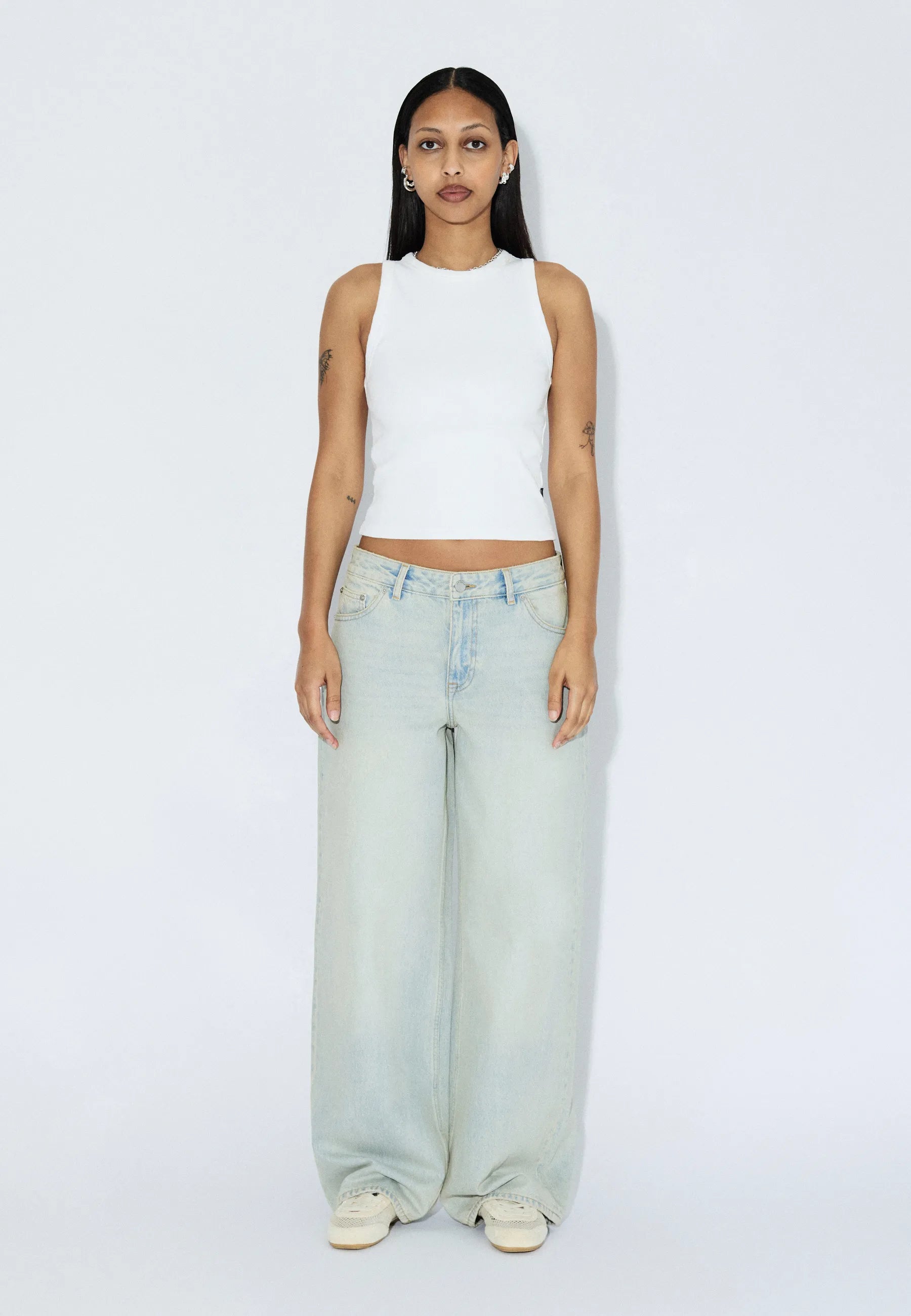 2530107066_DrDenim_AryLowBaggy_StreamPaleVintageWorn_Main_W1_1